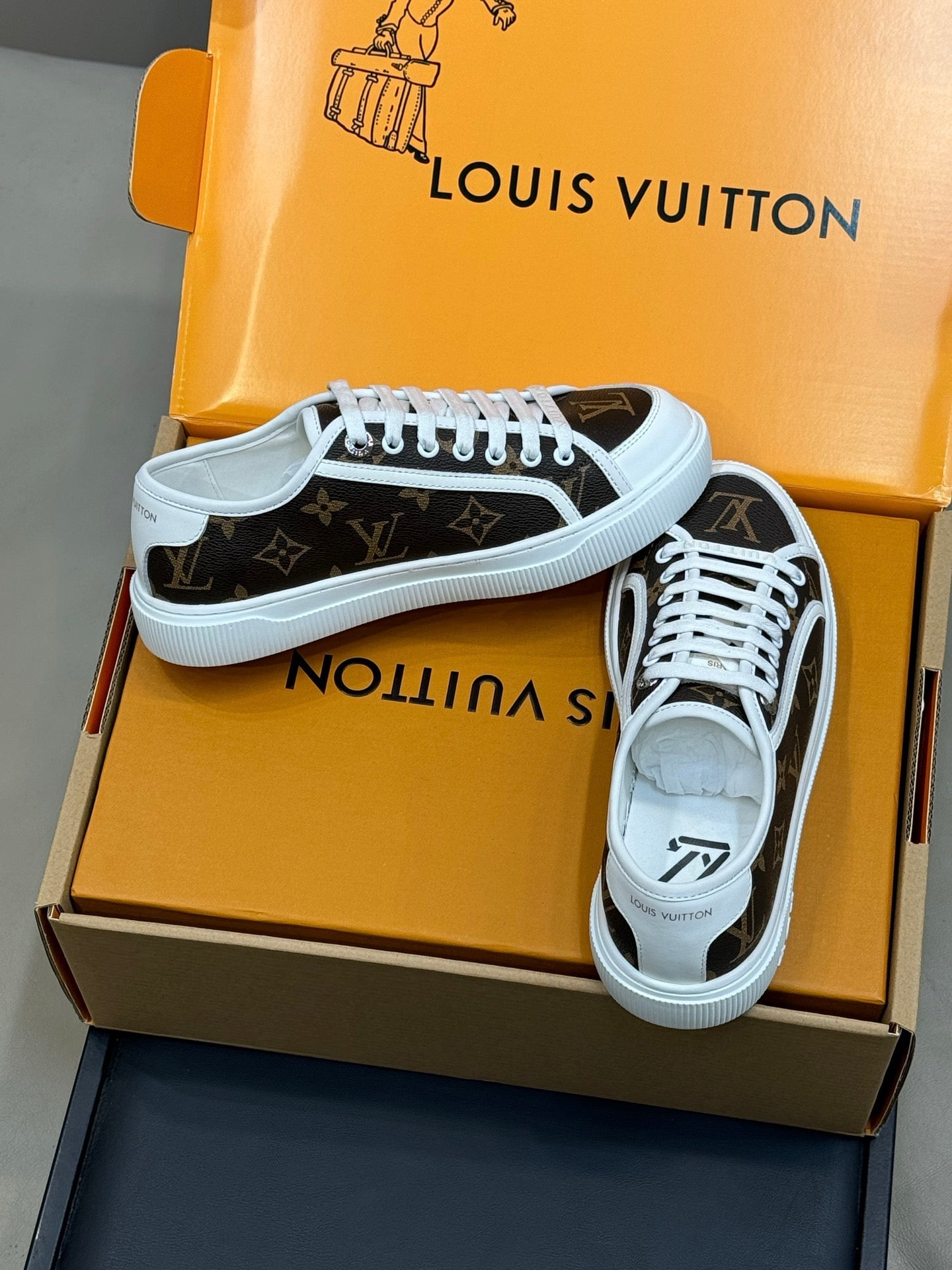 LV 26ss Sneaker Chocolate White Monogram Leather 621636