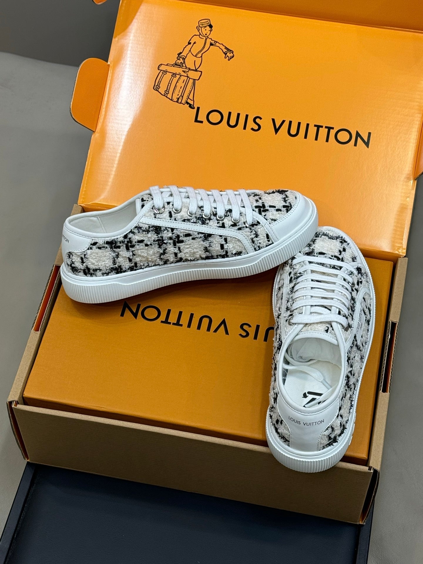 LV 26ss Sneaker White Black Tweed Leather 621650