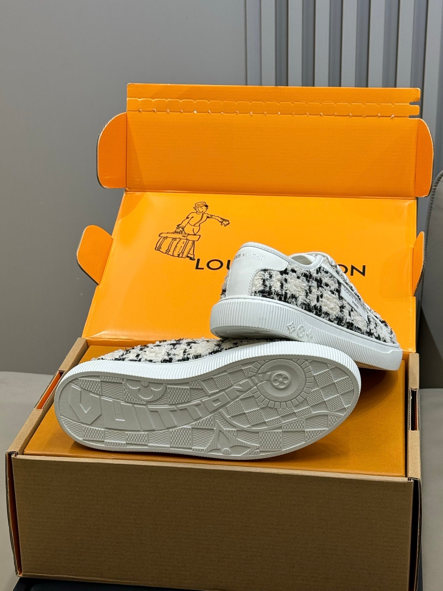 LV 26ss Sneaker White Black Tweed Leather 621650