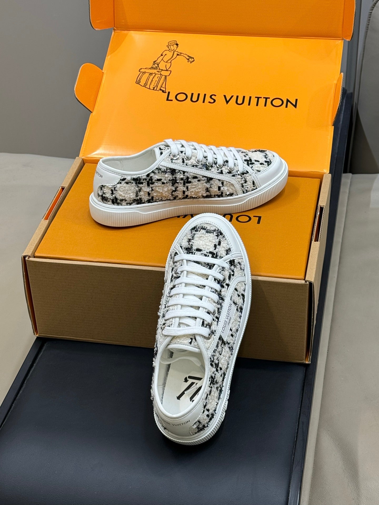 LV 26ss Sneaker White Black Tweed Leather 621650