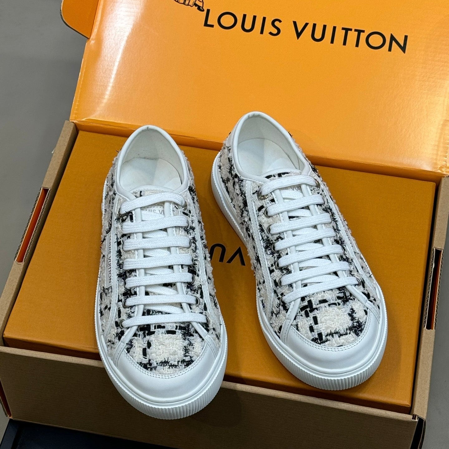 LV 26ss Sneaker White Black Tweed Leather 621650
