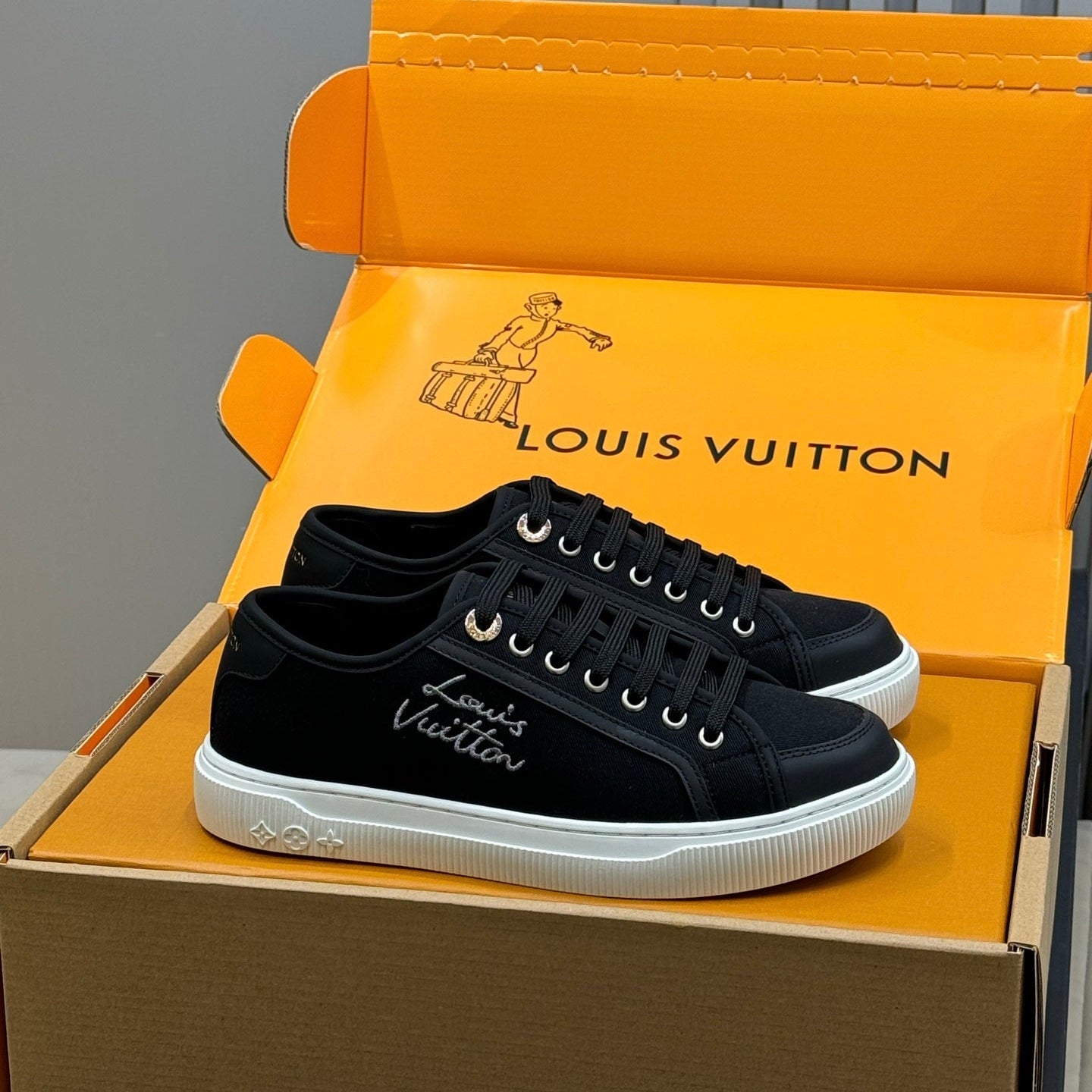 LV 26ss Sneaker Black Suede Leather 621651