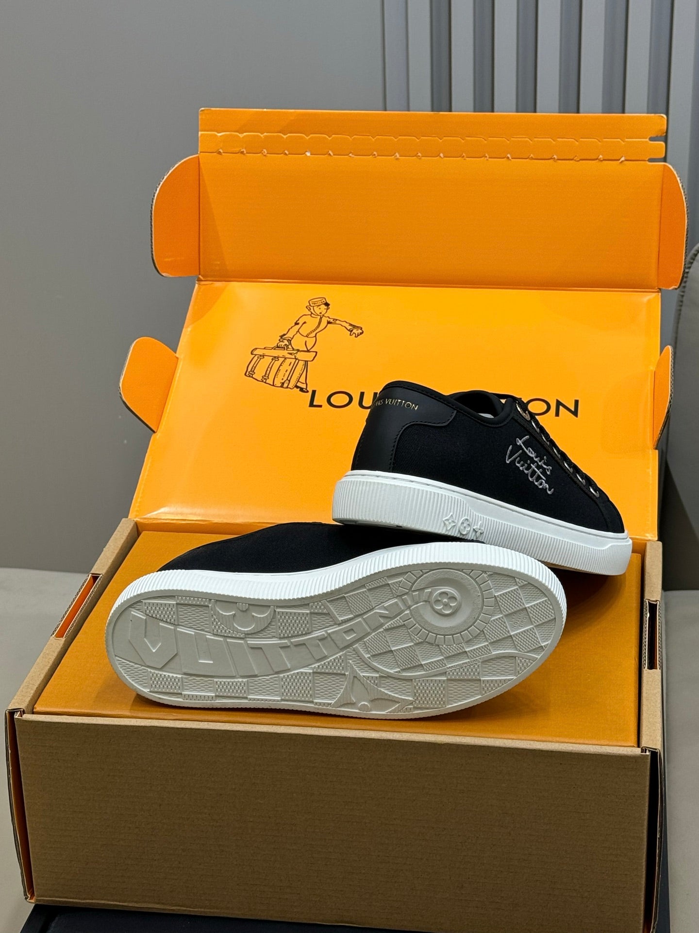 LV 26ss Sneaker Black Suede Leather 621651