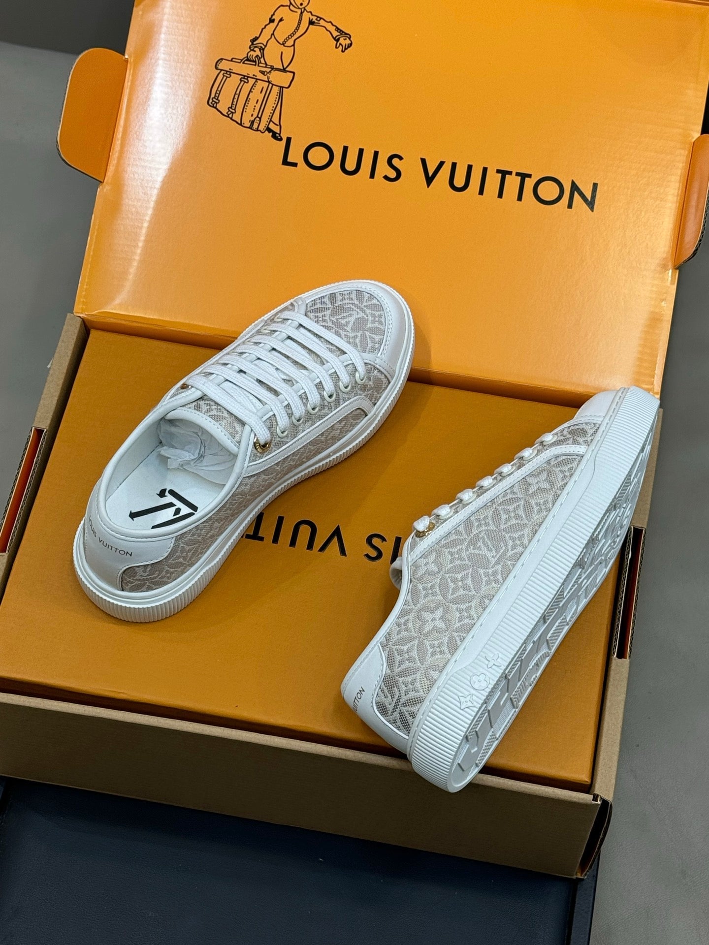LV 26ss Sneaker Gray White Monogram Denim Leather 621646