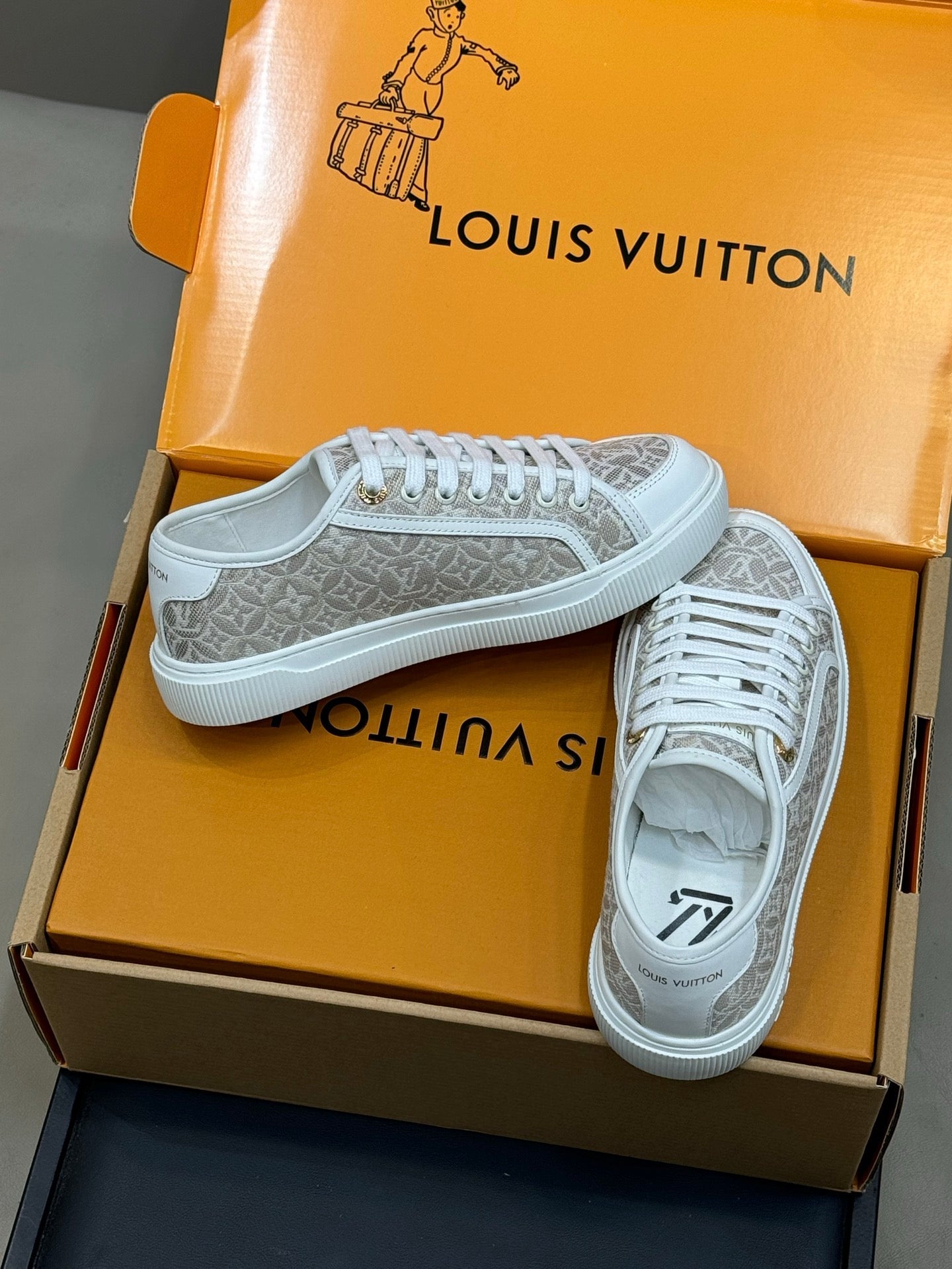 LV 26ss Sneaker Gray White Monogram Denim Leather 621646