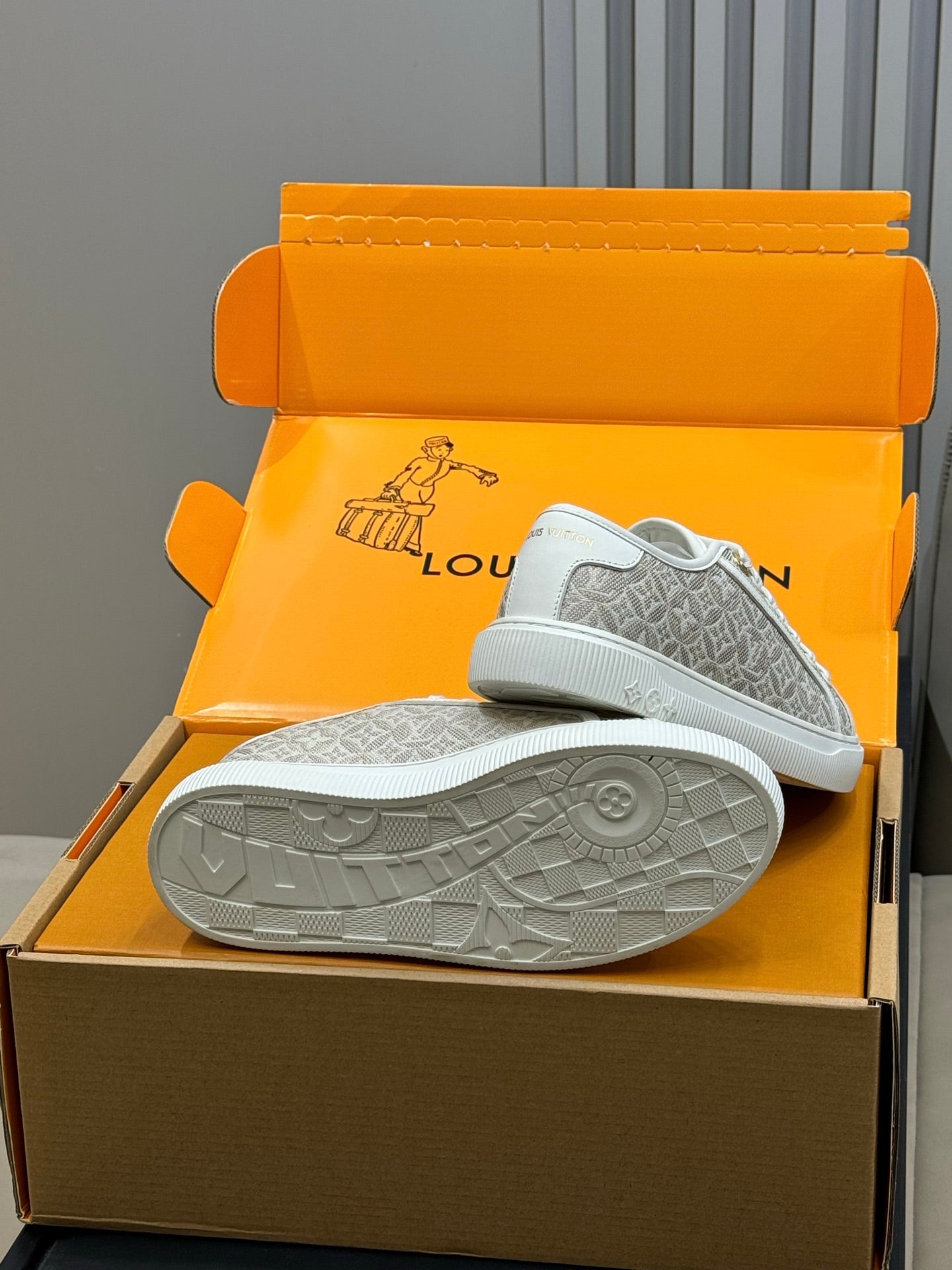 LV 26ss Sneaker Gray White Monogram Denim Leather 621646