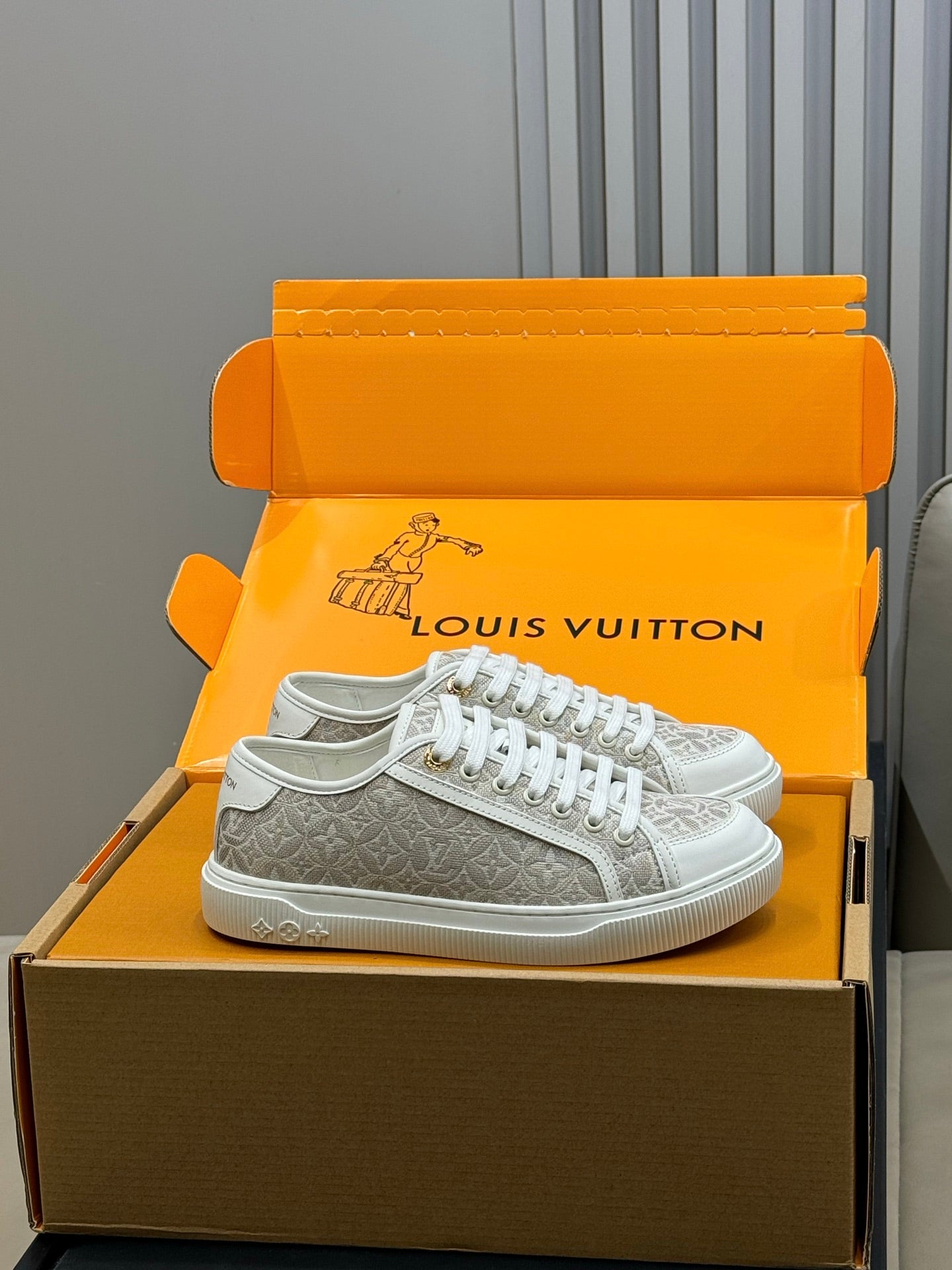 LV 26ss Sneaker Gray White Monogram Denim Leather 621646