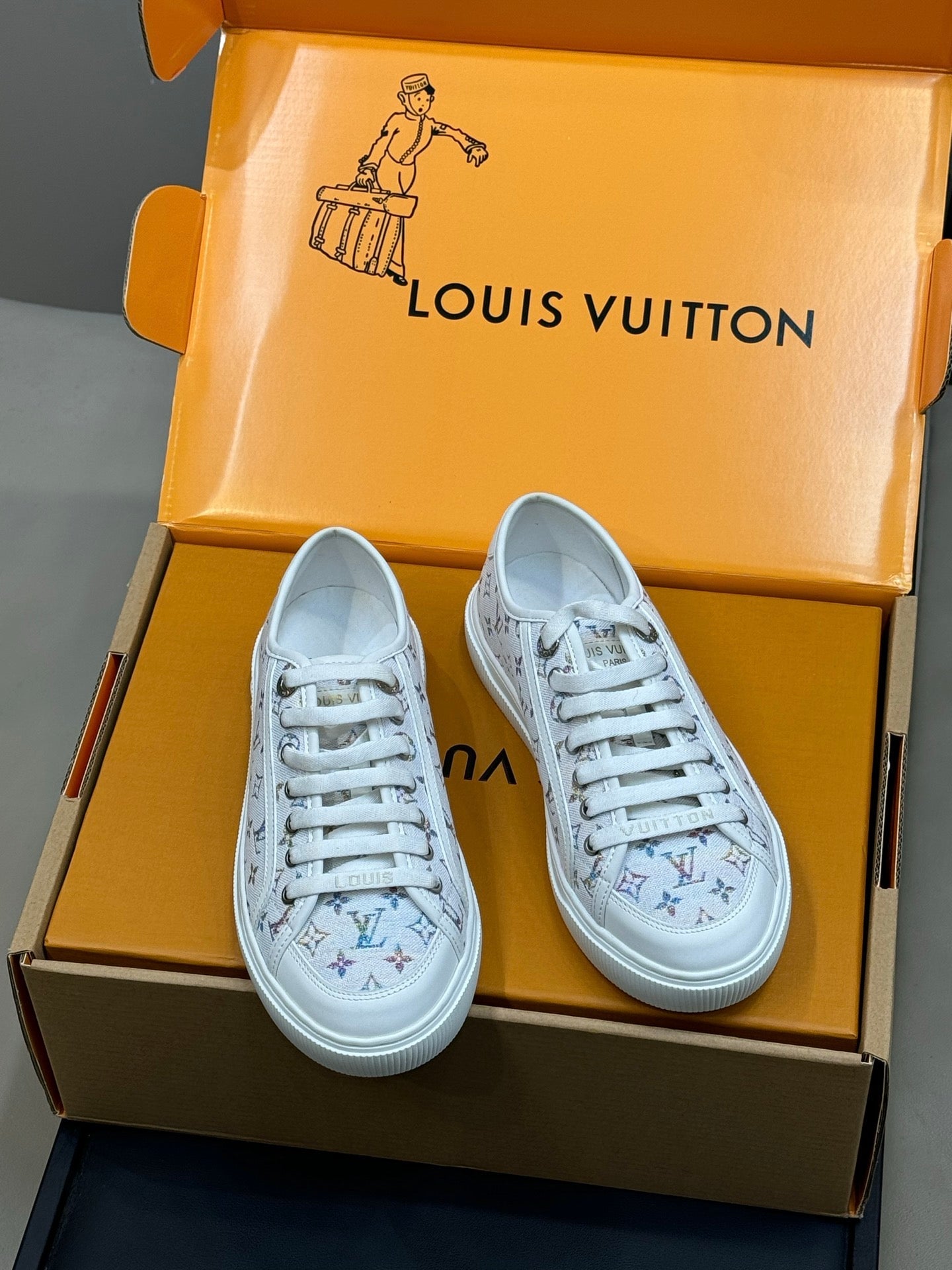 LV 26ss Sneaker Ivory Multicolor Monogram Leather 621640