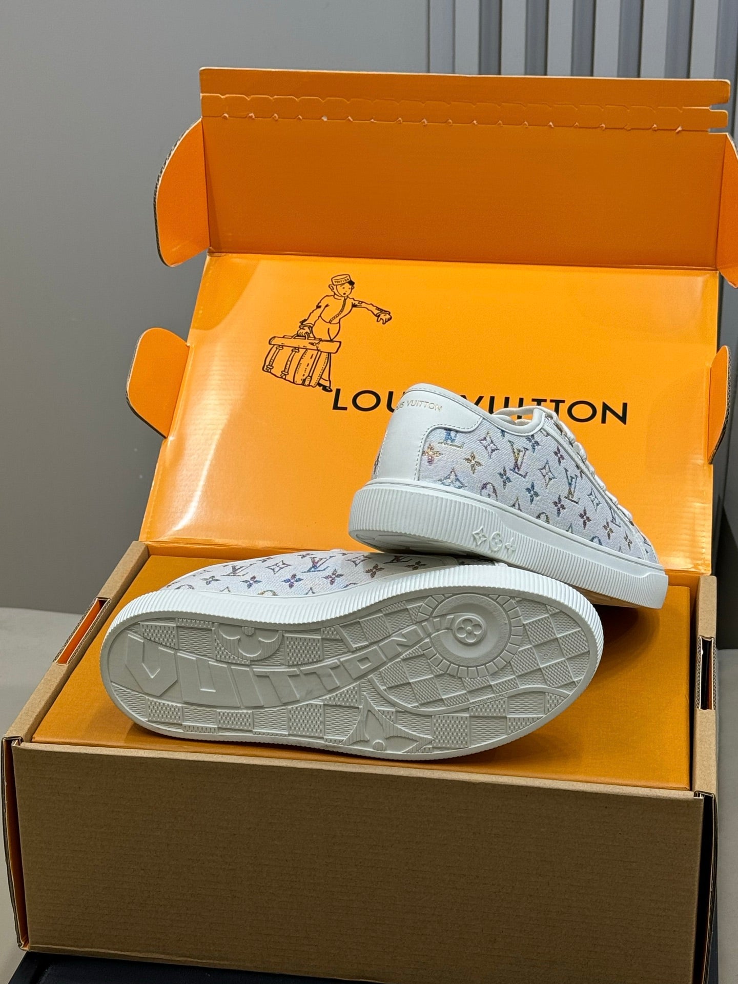 LV 26ss Sneaker Ivory Multicolor Monogram Leather 621640