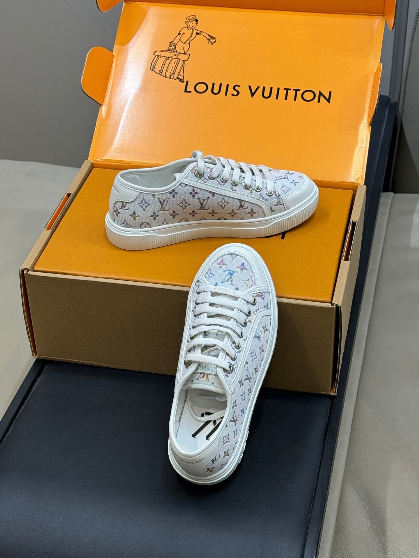 LV 26ss Sneaker Ivory Multicolor Monogram Leather 621640