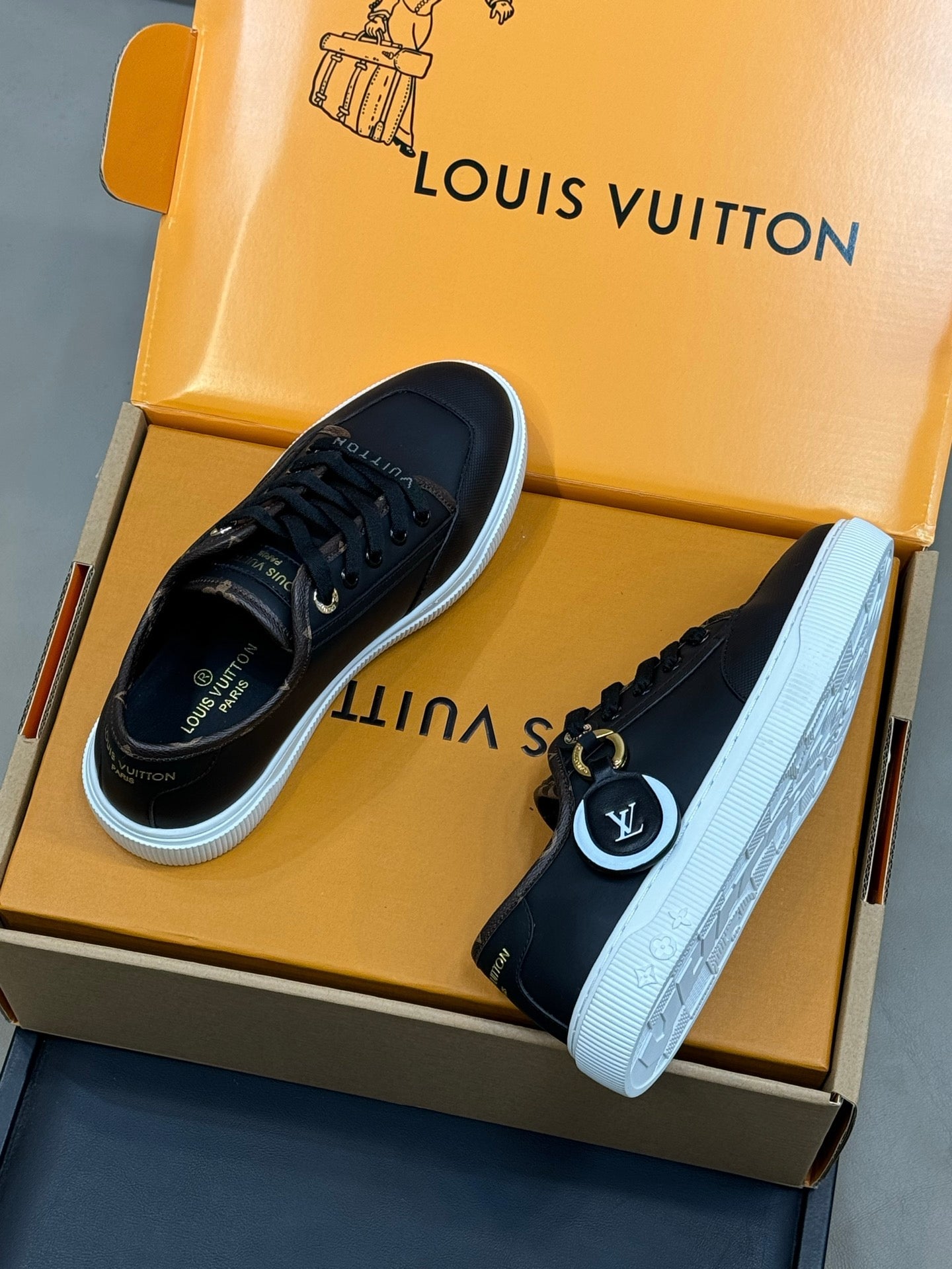 LV 26ss Sneaker Black Cowhide 621178