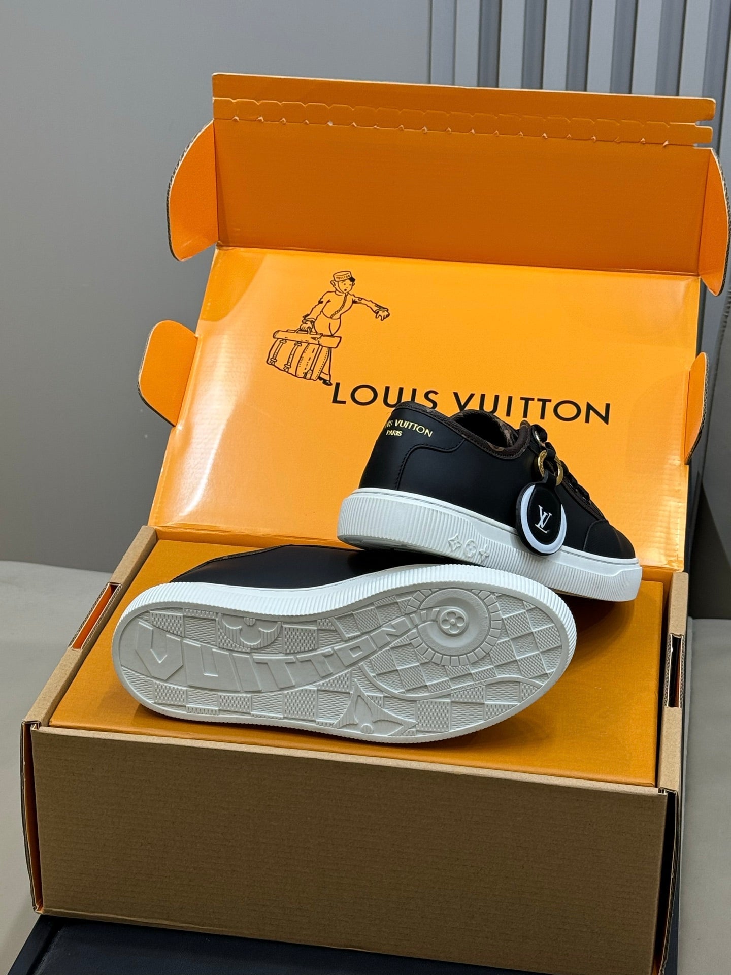 LV 26ss Sneaker Black Cowhide 621178