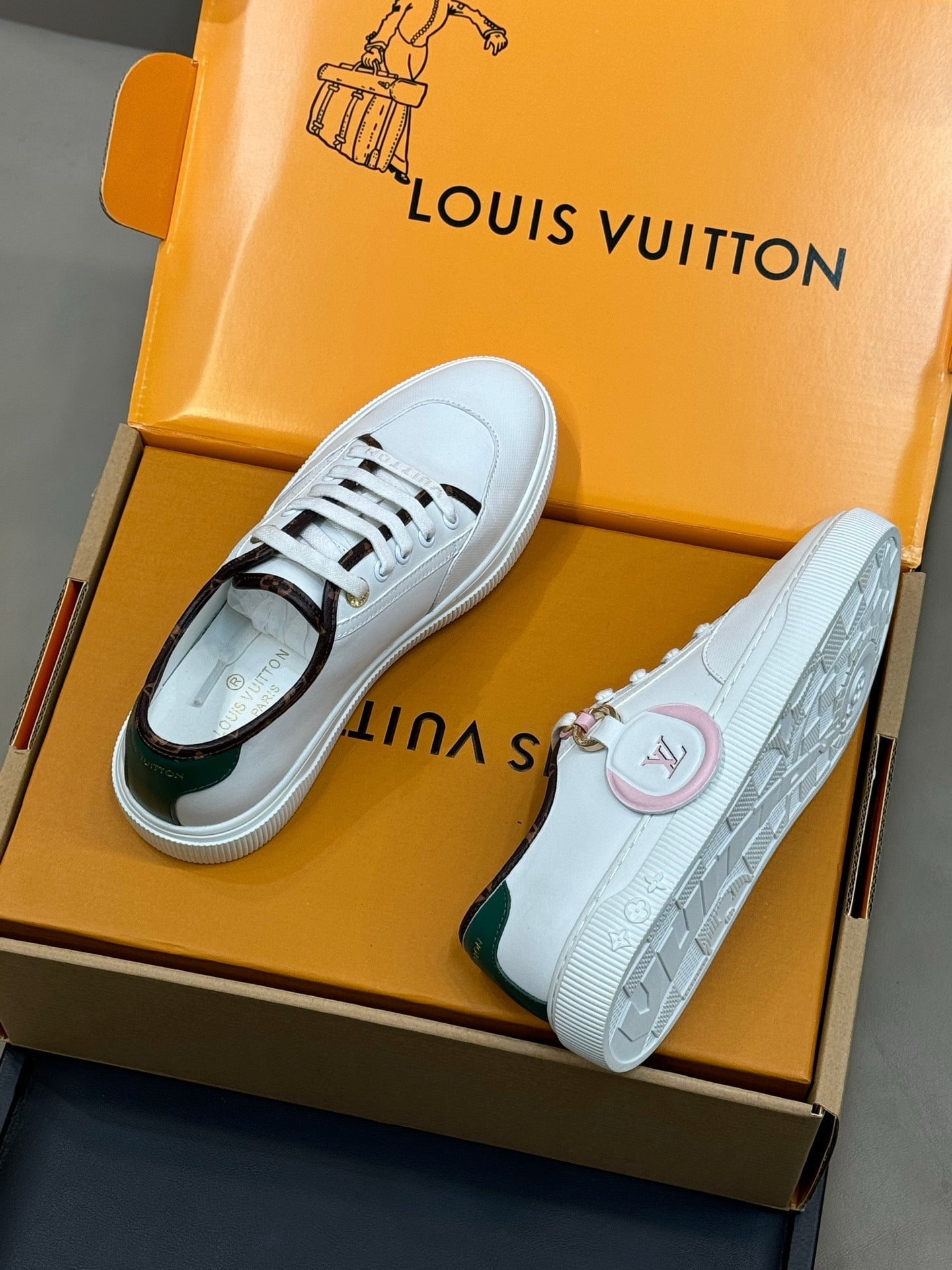 LV 26ss Sneaker White Black Cowhide 621179