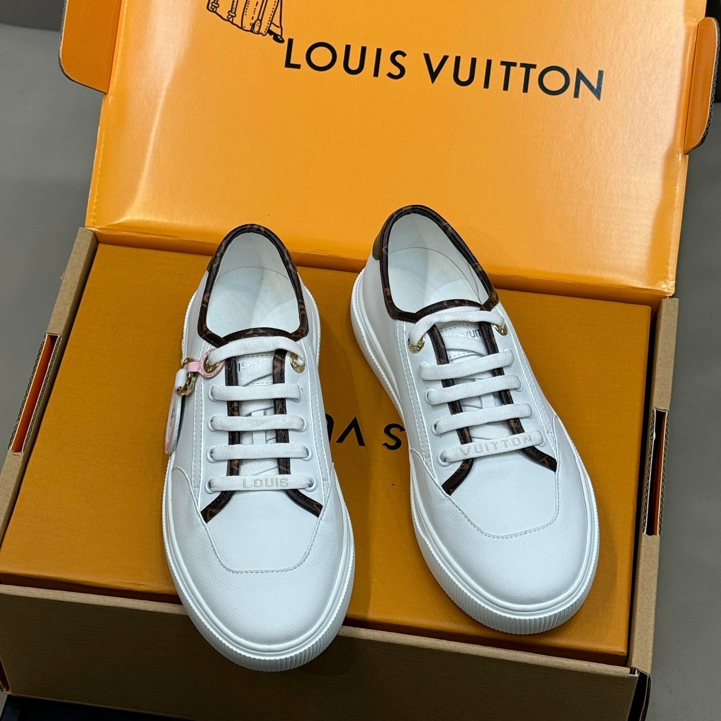 LV 26ss Sneaker White Black Cowhide 621179