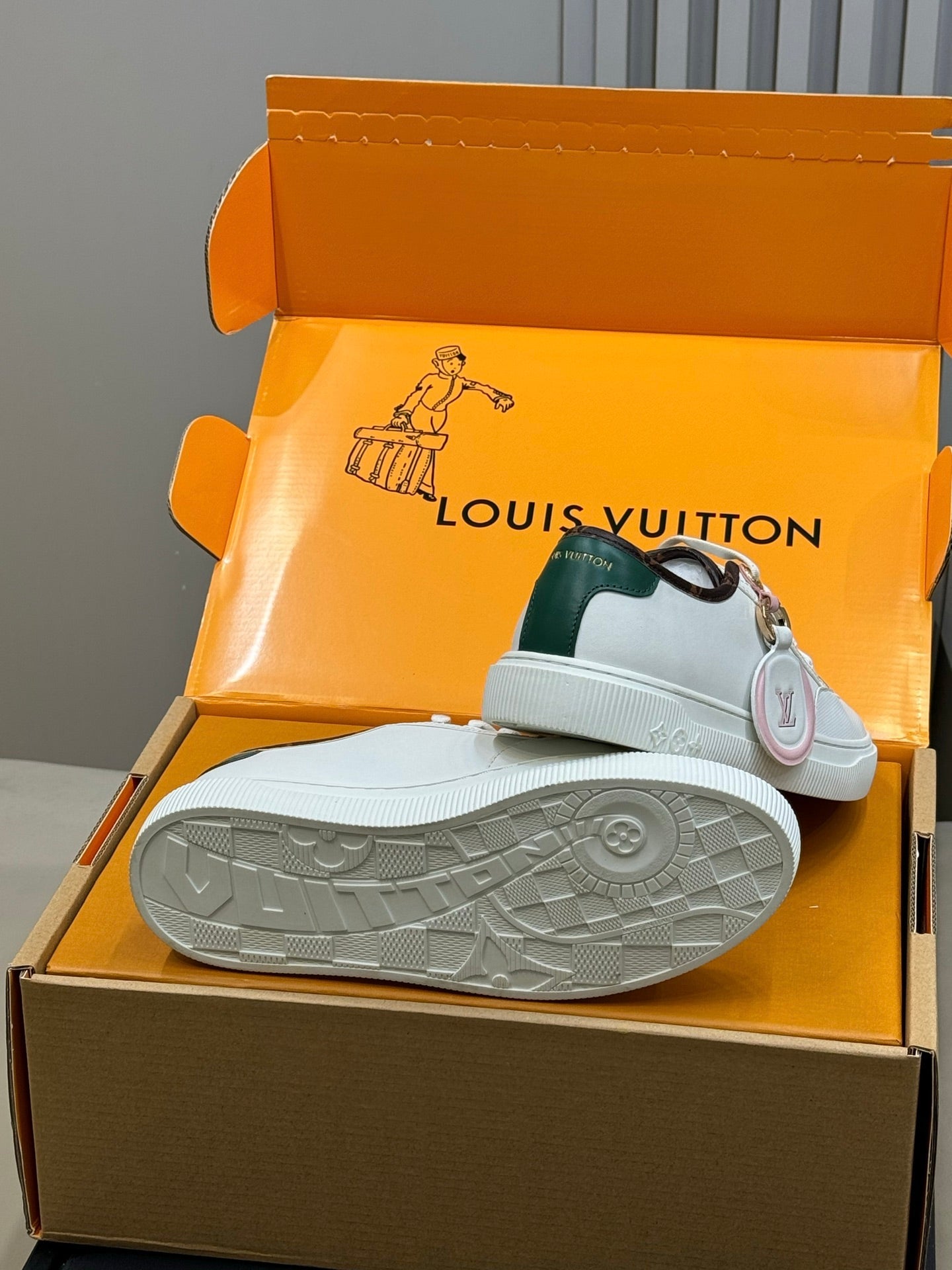 LV 26ss Sneaker White Black Cowhide 621179