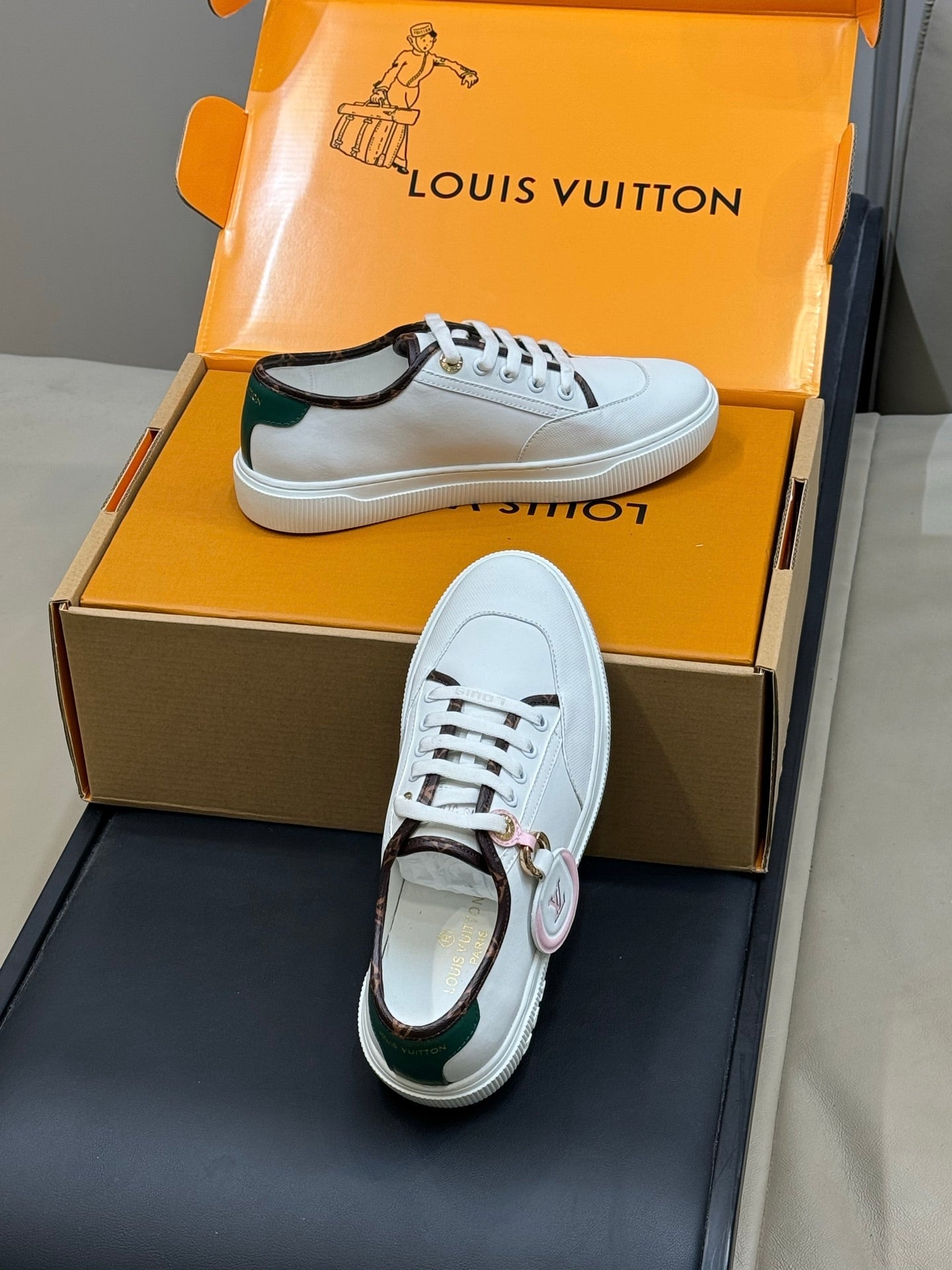 LV 26ss Sneaker White Black Cowhide 621179