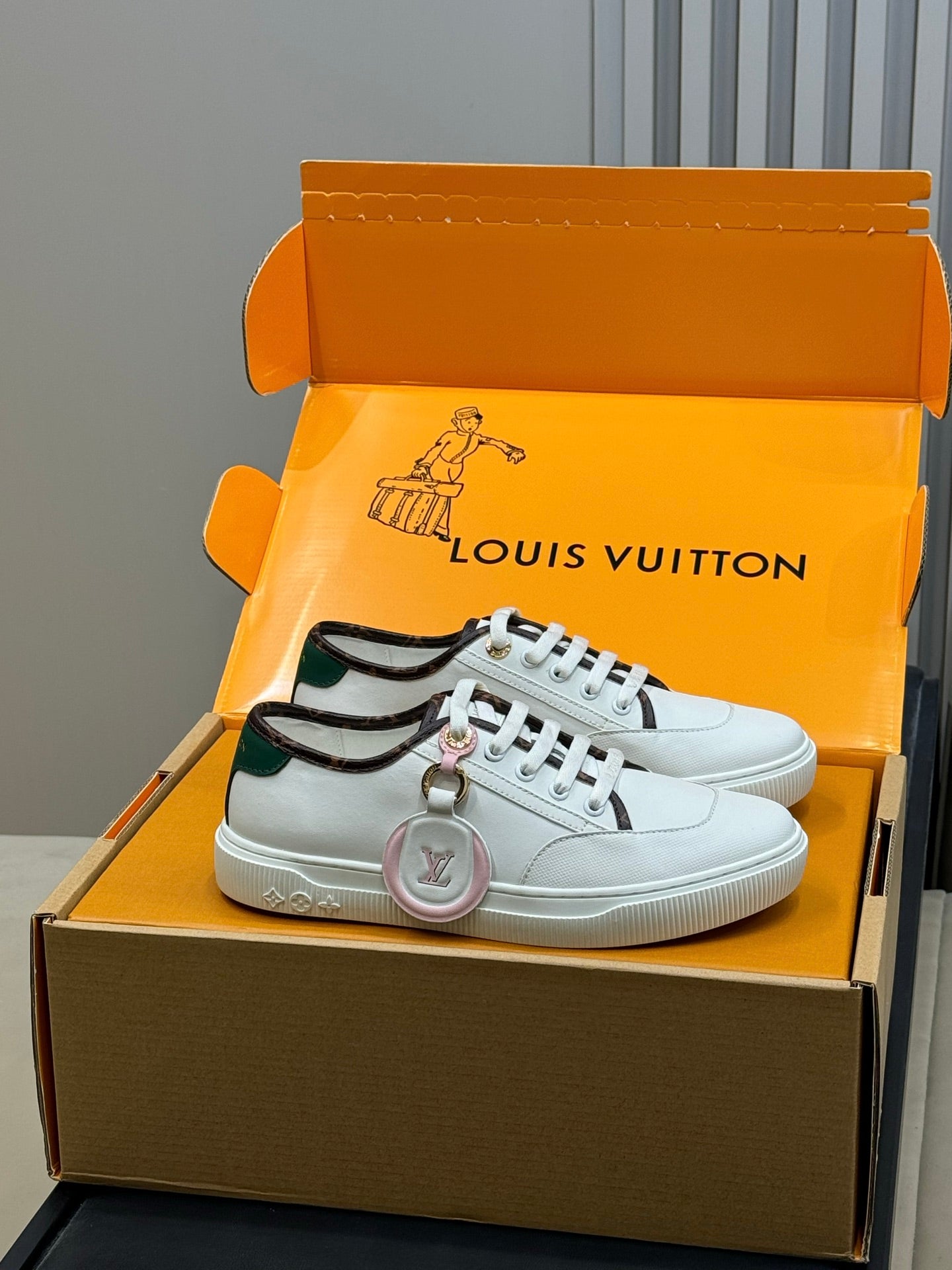 LV 26ss Sneaker White Black Cowhide 621179