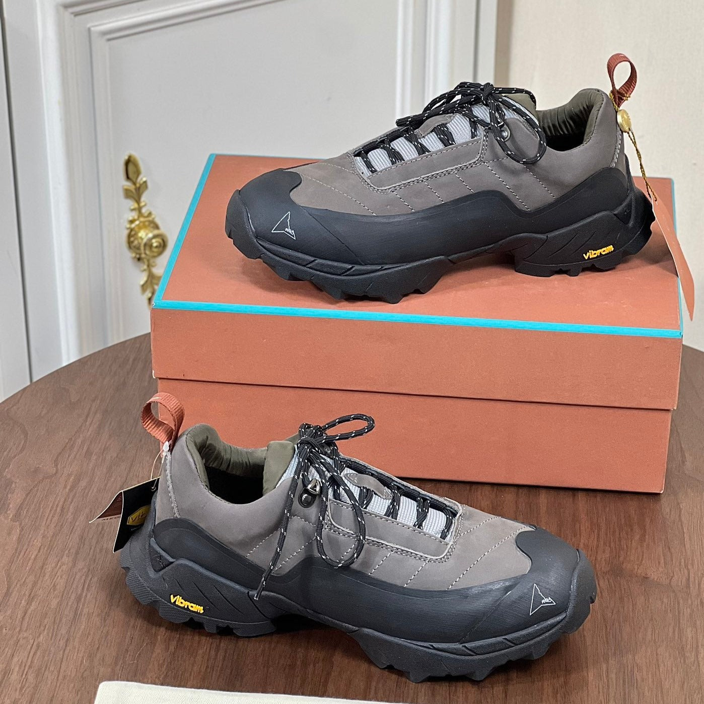 LP KATHARINA SNEAKER LIGHT GRAY AND CHARCOAL SUEDE