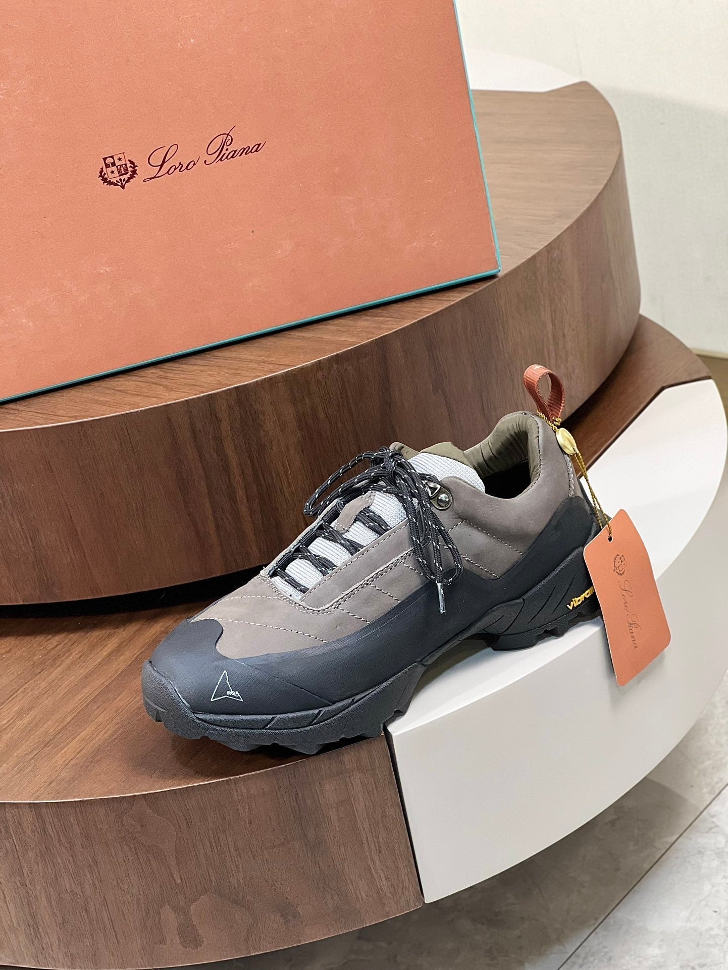 LP KATHARINA SNEAKER LIGHT GRAY AND CHARCOAL SUEDE