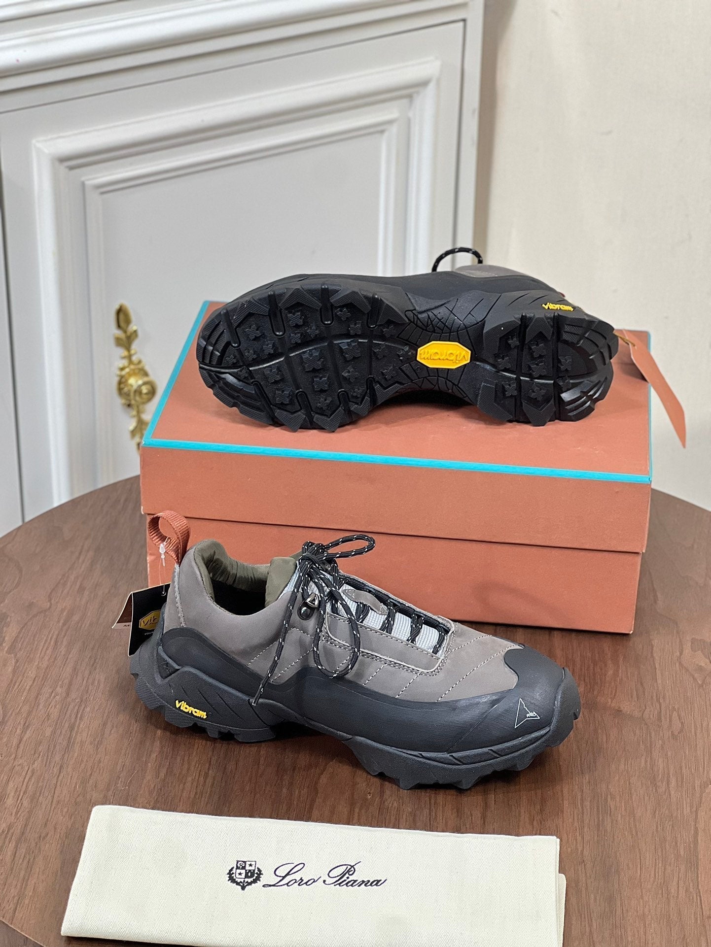 LP KATHARINA SNEAKER LIGHT GRAY AND CHARCOAL SUEDE