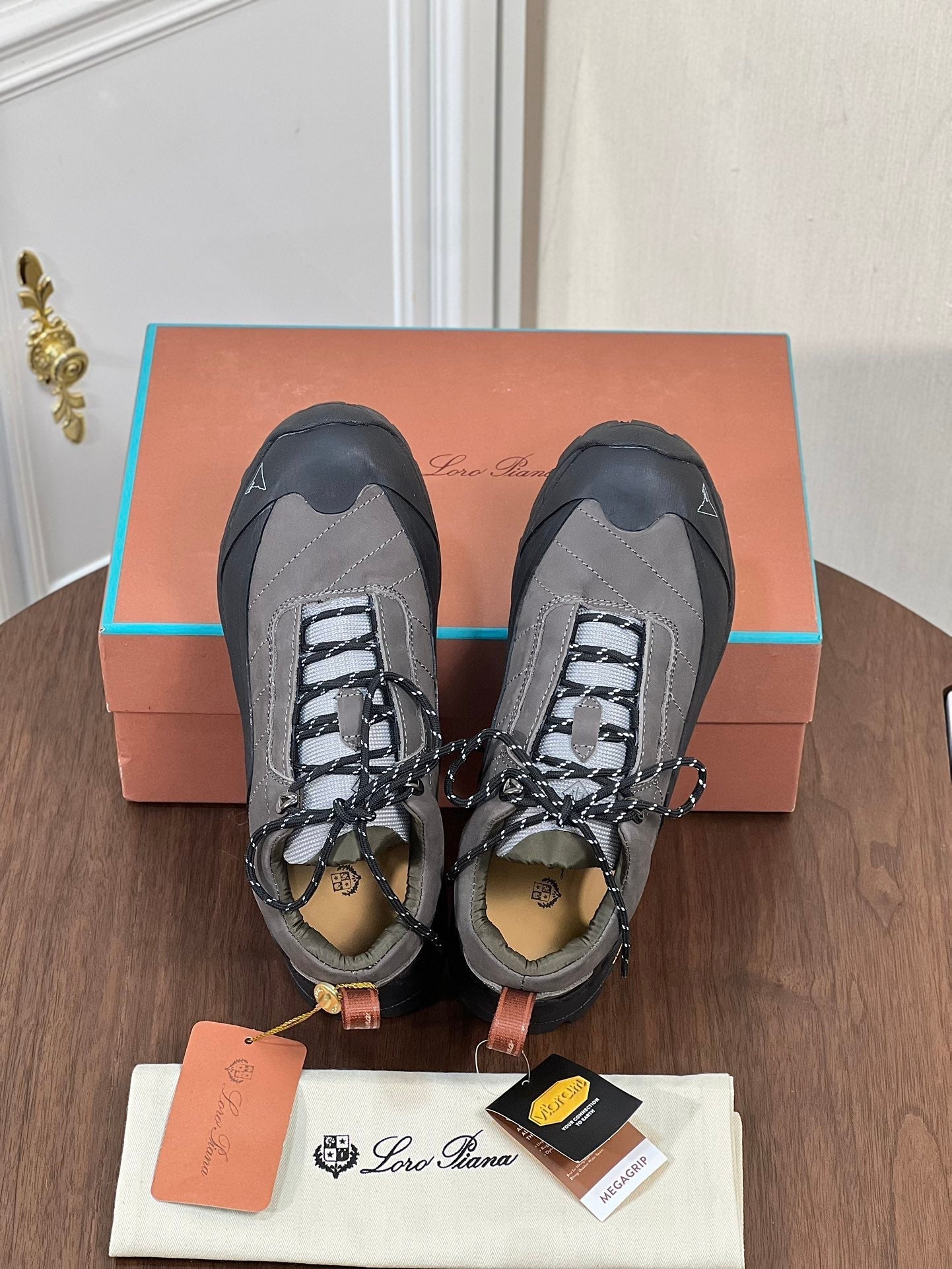 LP KATHARINA SNEAKER LIGHT GRAY AND CHARCOAL SUEDE