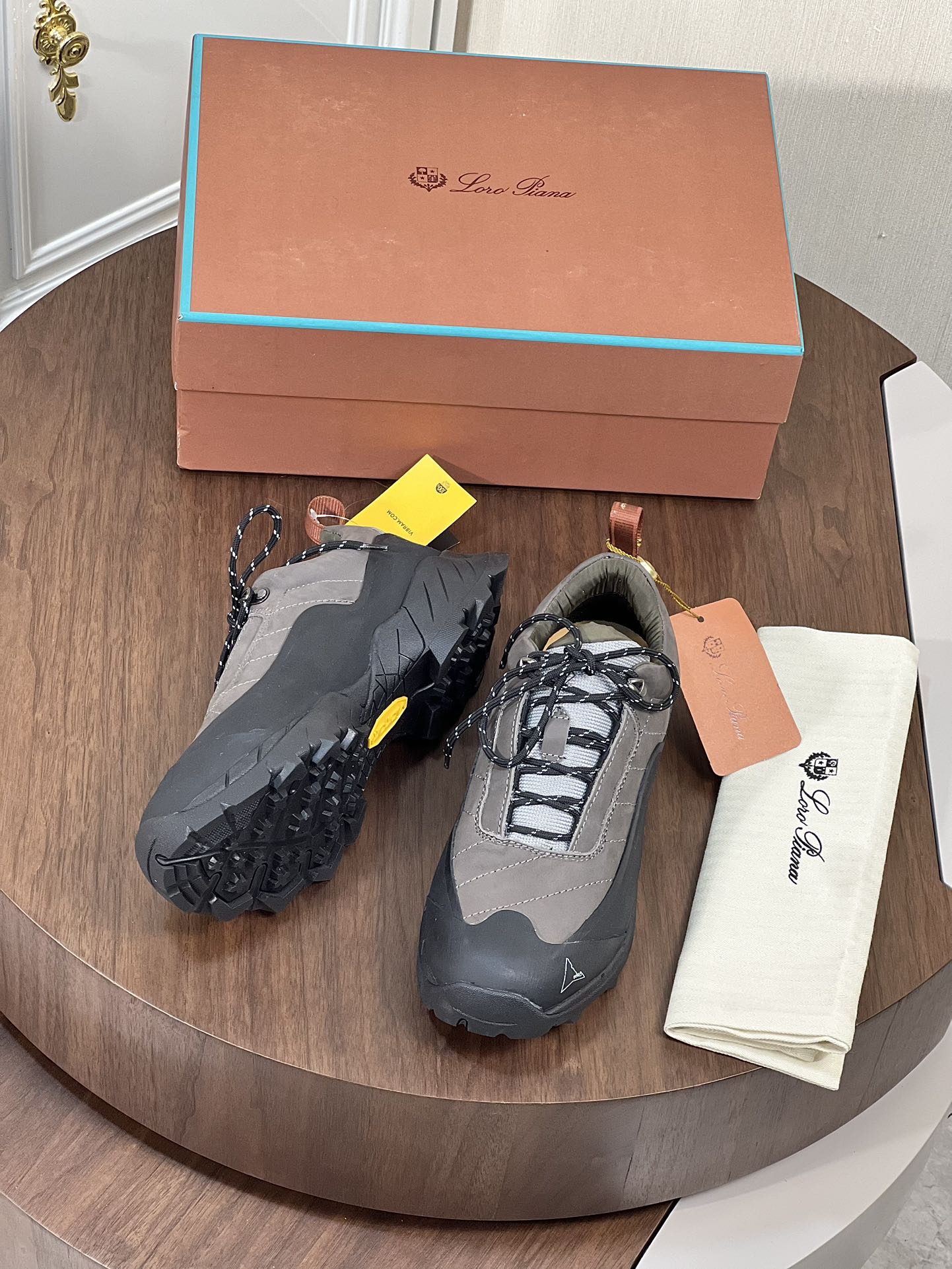 LP KATHARINA SNEAKER LIGHT GRAY AND CHARCOAL SUEDE