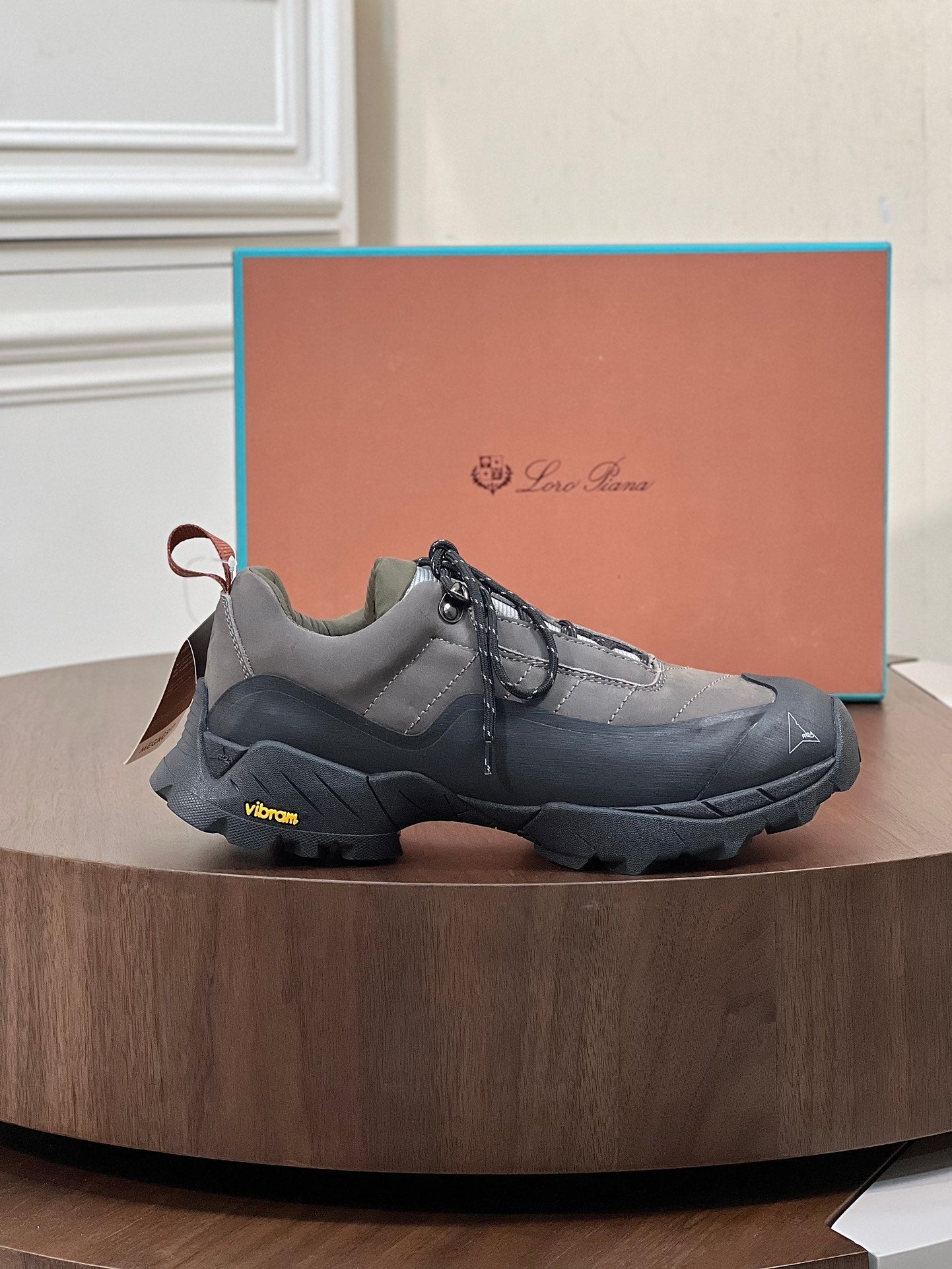 LP KATHARINA SNEAKER LIGHT GRAY AND CHARCOAL SUEDE