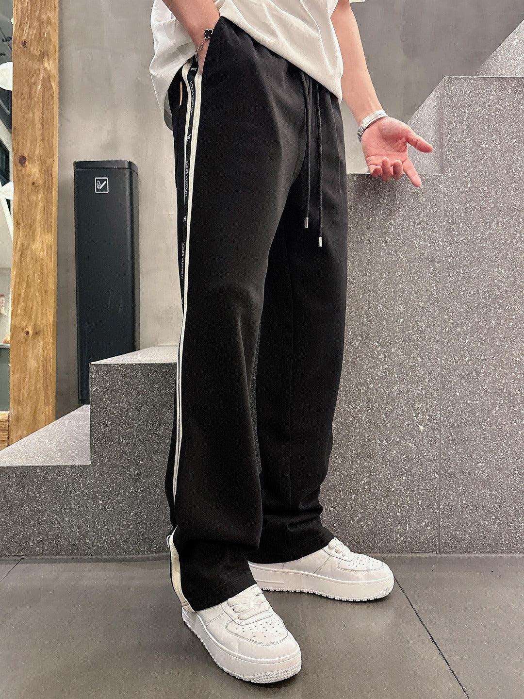 LV SWEATPANTS BLACK COTTON 239584