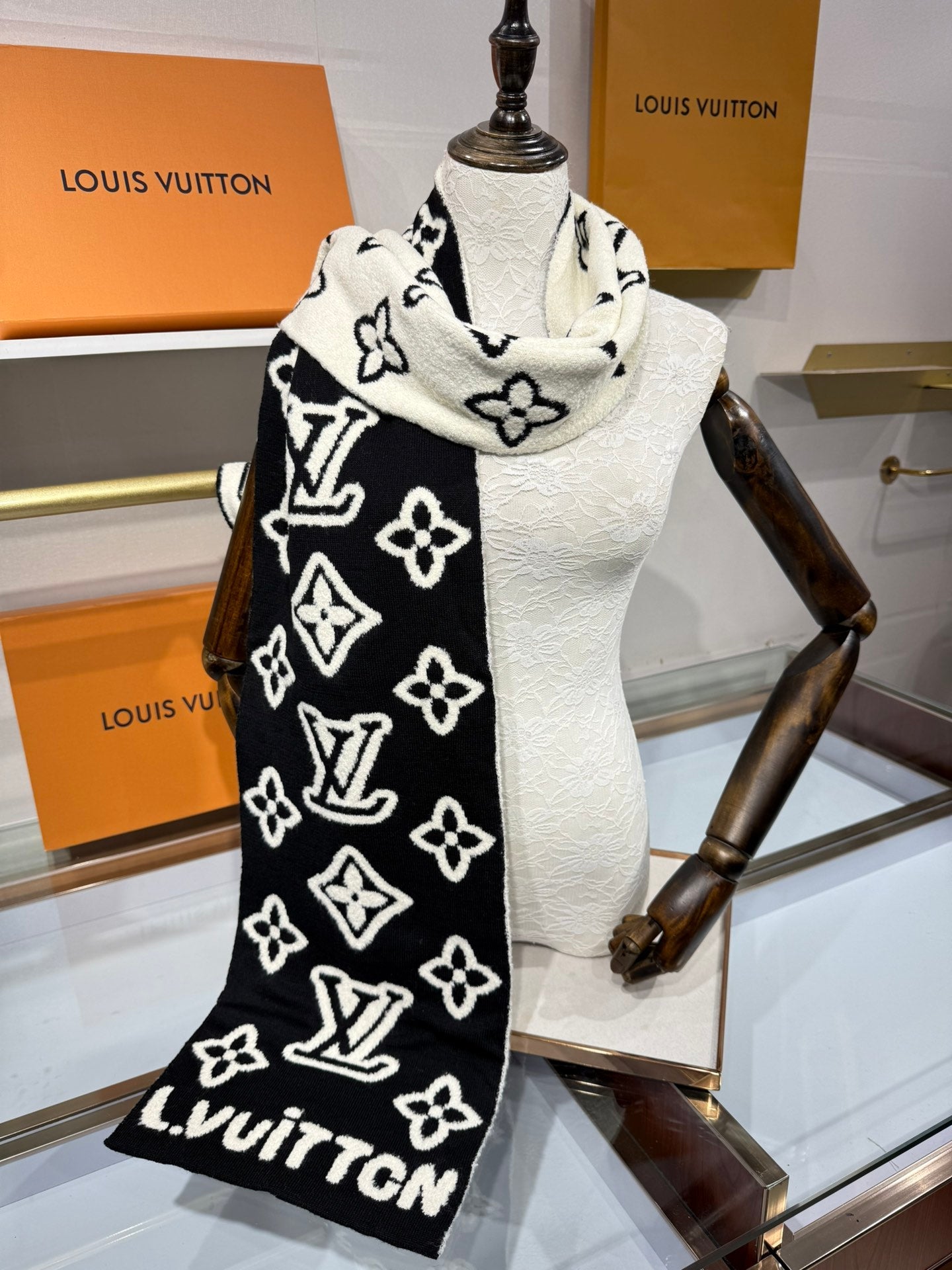 LV Monogram Scarf 180cm Black White Fleece 969391