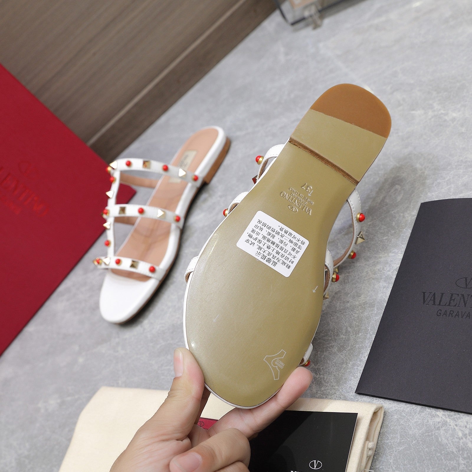 VT 25 Rockstud leather slides White Sheepskin 289660