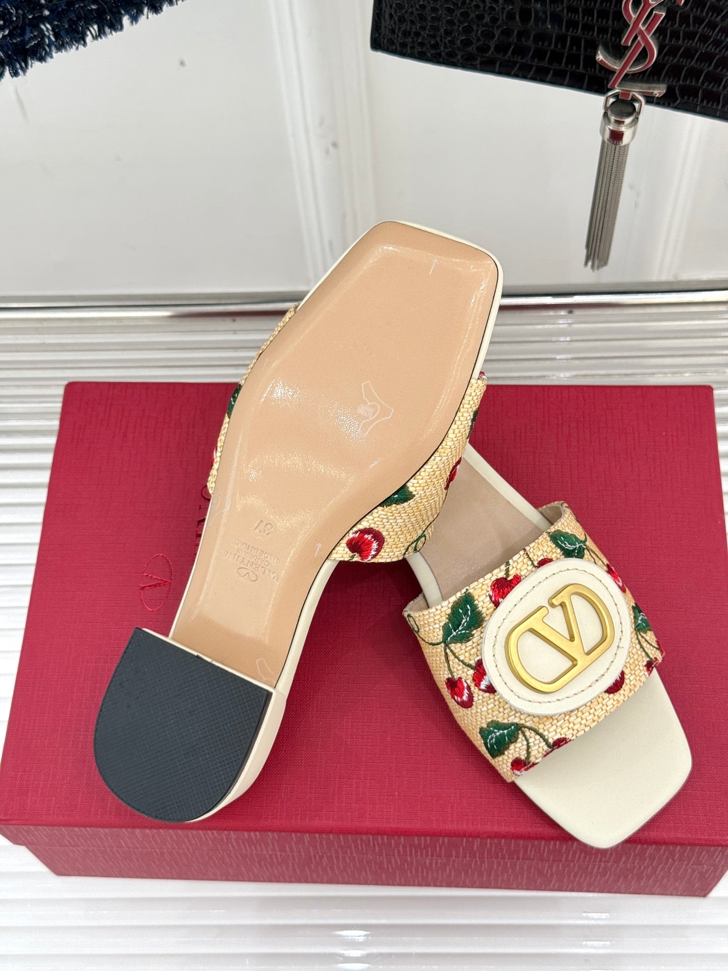 VT 25 Cherryfic Leather Trimmed Slides White Sheepskin 286504