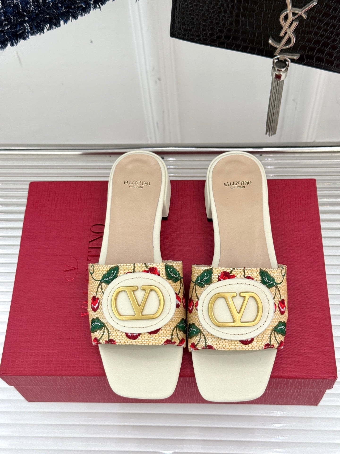 VT 25 Cherryfic Leather Trimmed Slides White Sheepskin 286504