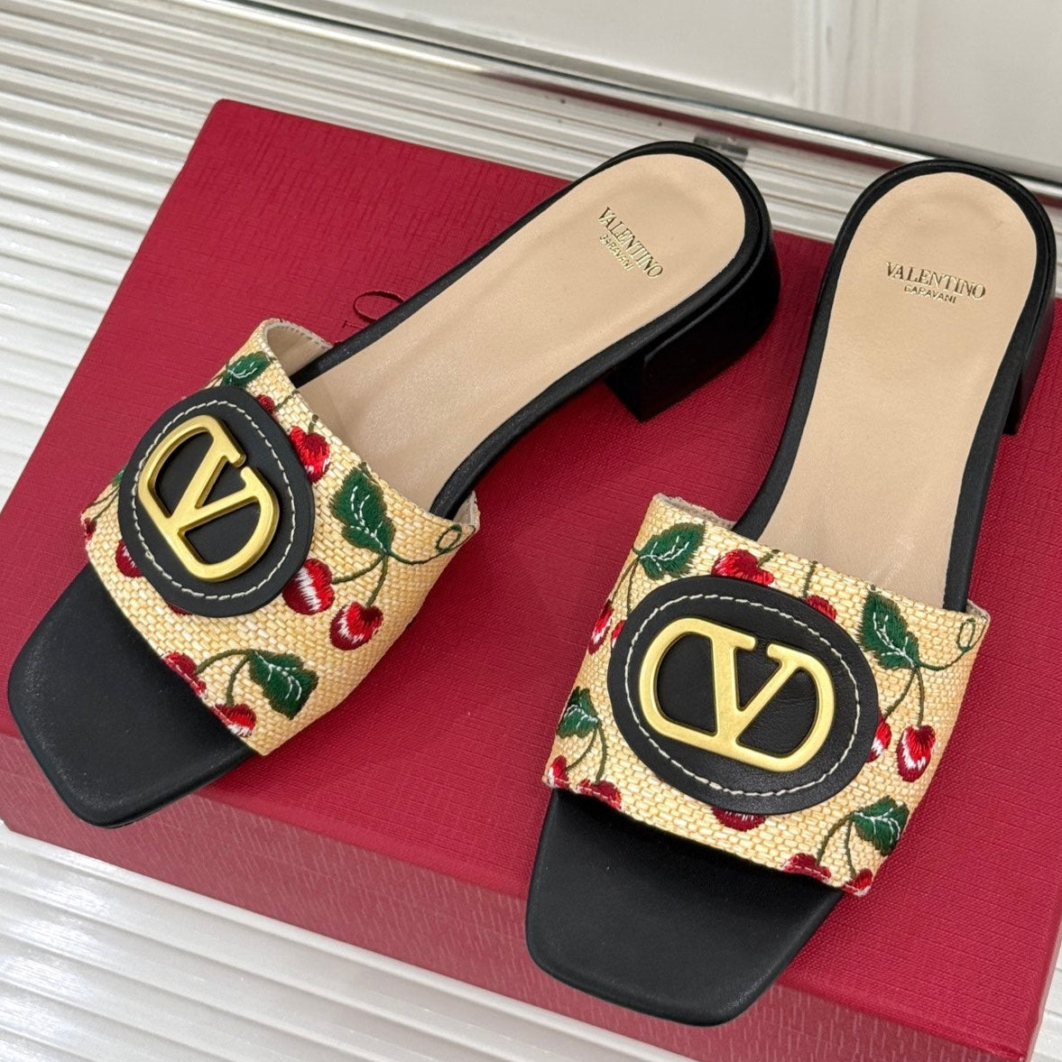 VT 25 Cherryfic Leather Trimmed Slides Black Sheepskin 286506