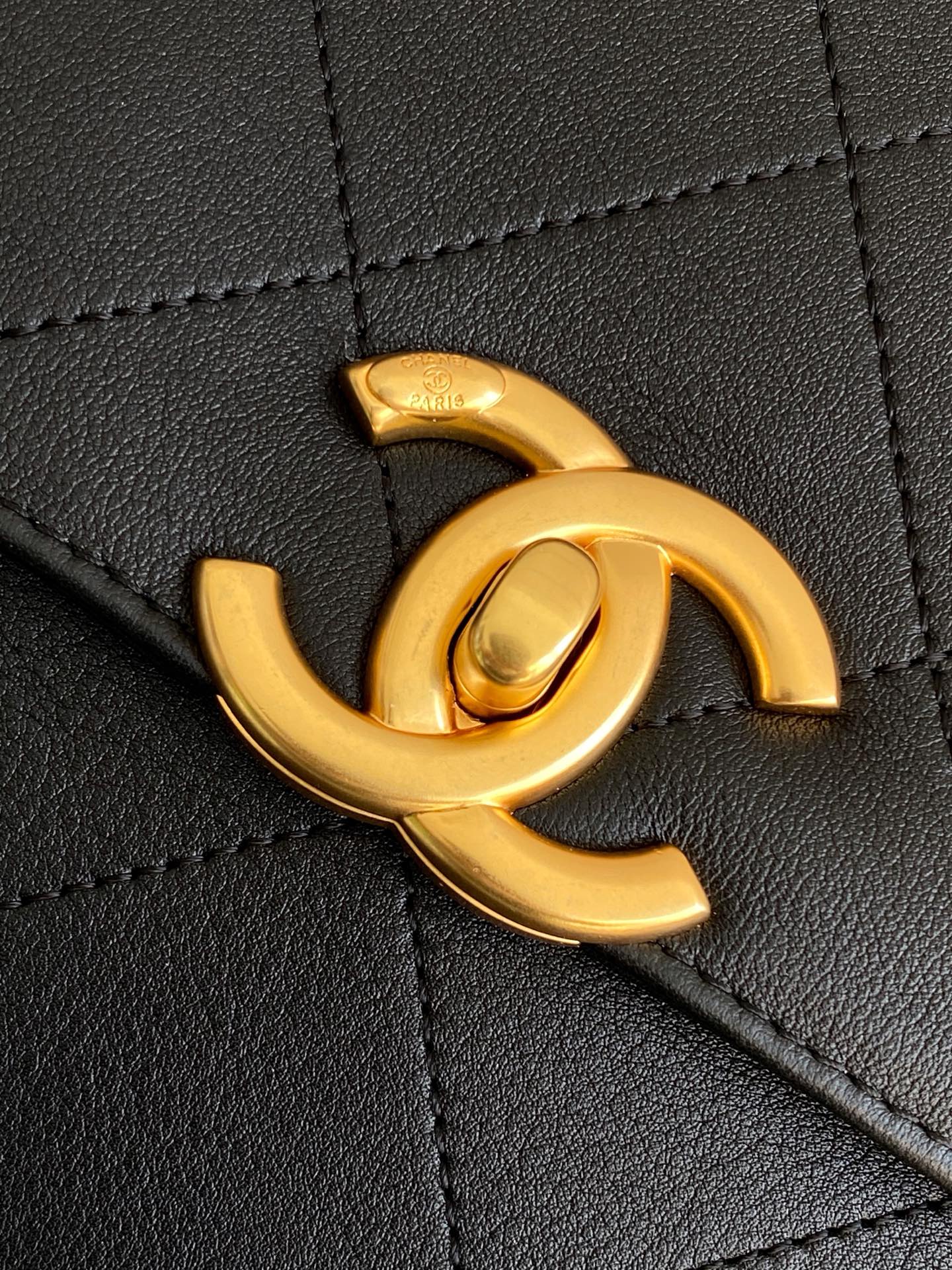 cc 25S Vintage Flap Bag 37cm Top Handle Black Calfskin