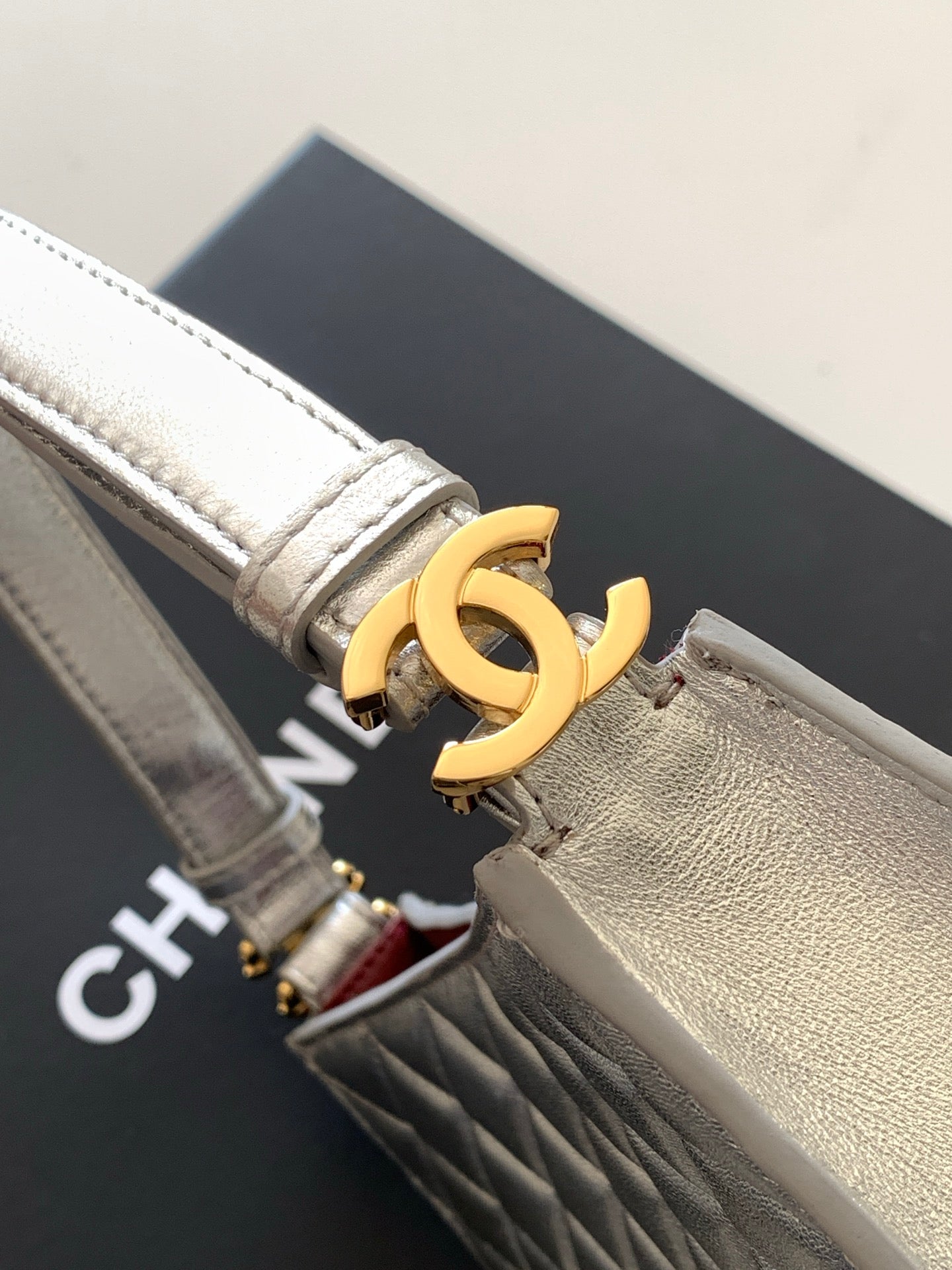 Chanel 25 Christmas Limited Hobo Shoulder Bag Silver Lambskin 324809