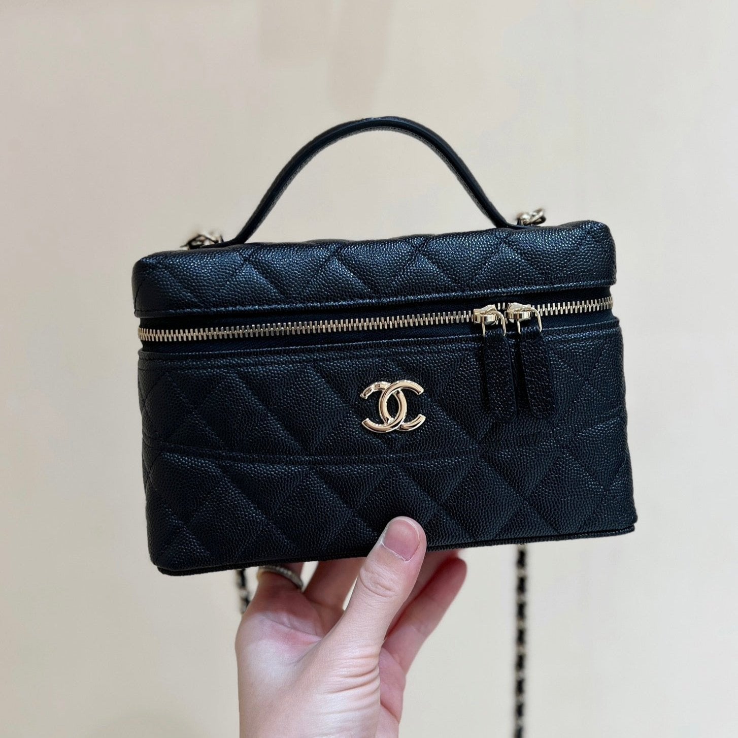 25C Vanity 19cm Top Handle Black Grained Calfskin