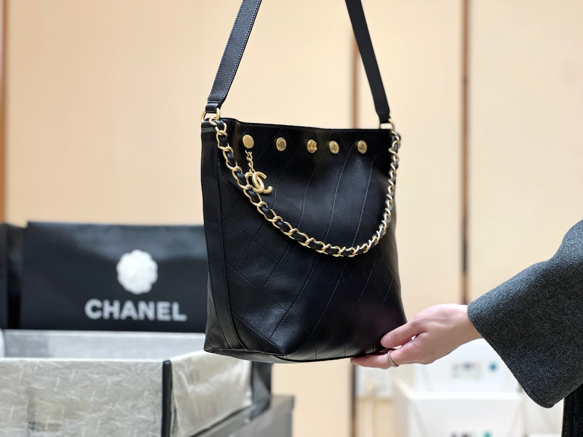 CC 2025 Bag 31cm Black Lambskin With Gold Chain 346392