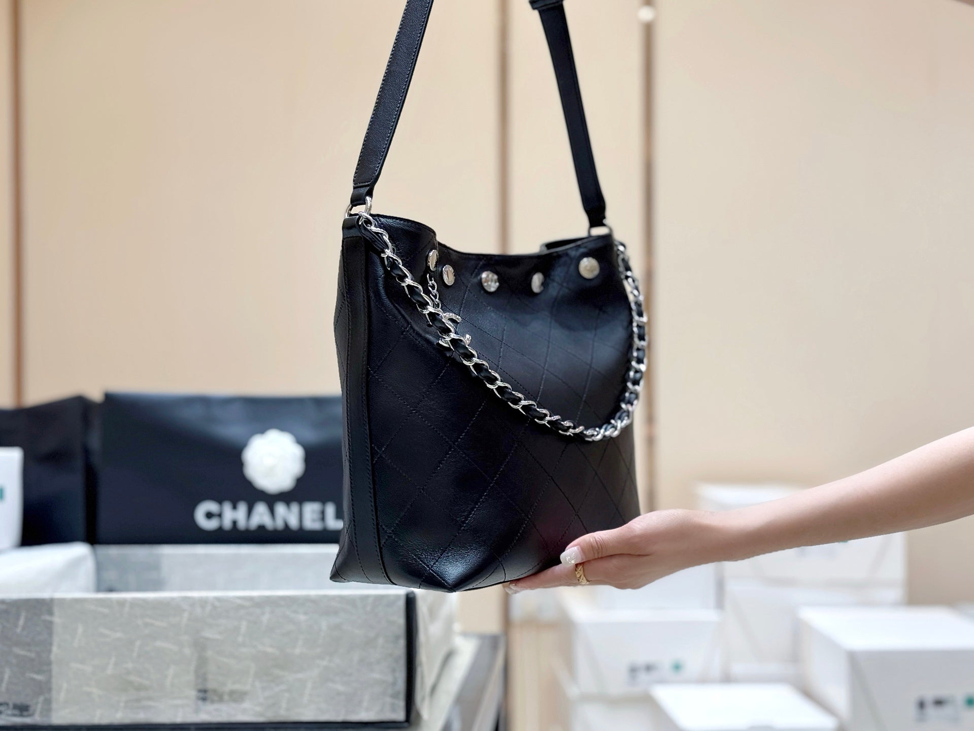 CC 2025 Bag 31cm Black Lambskin With Silver Chain 346394