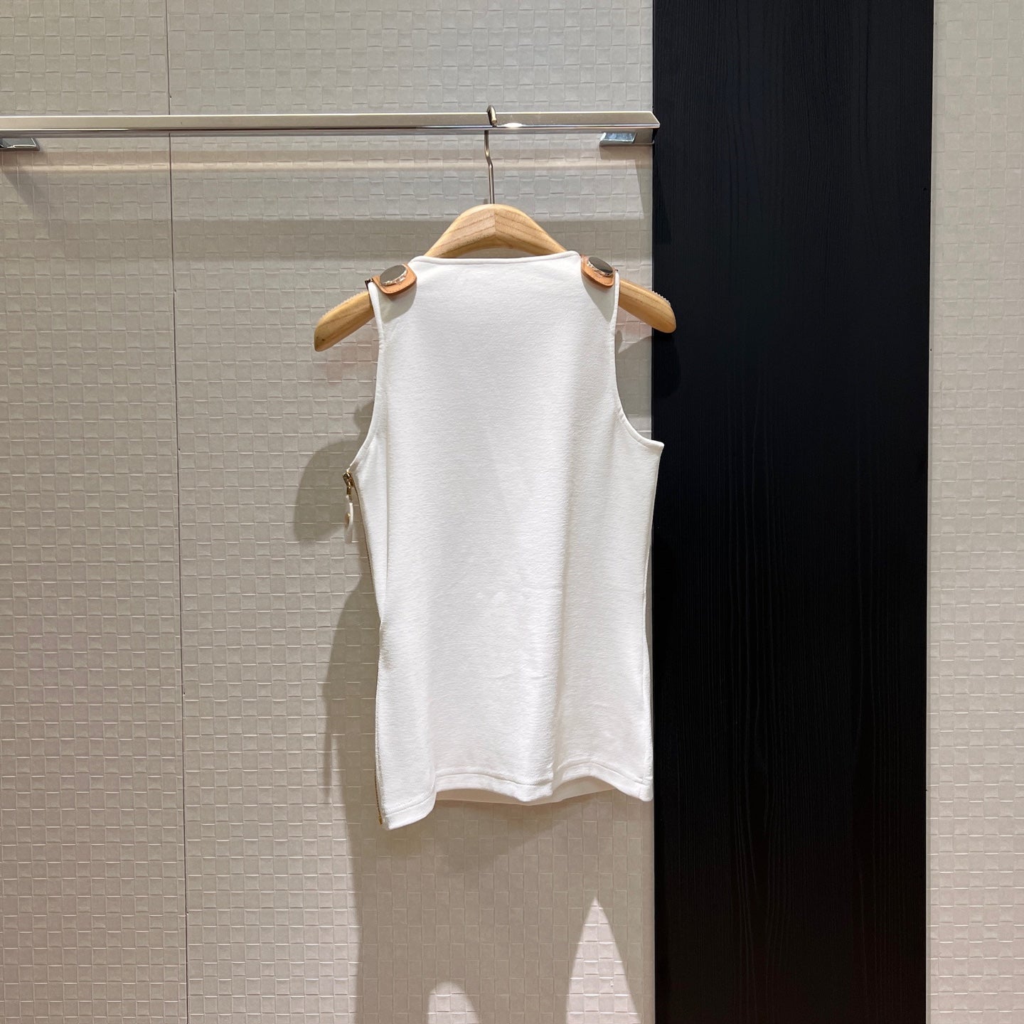 LV Metal Buckle Decorated Camisole Shirt White Cotton