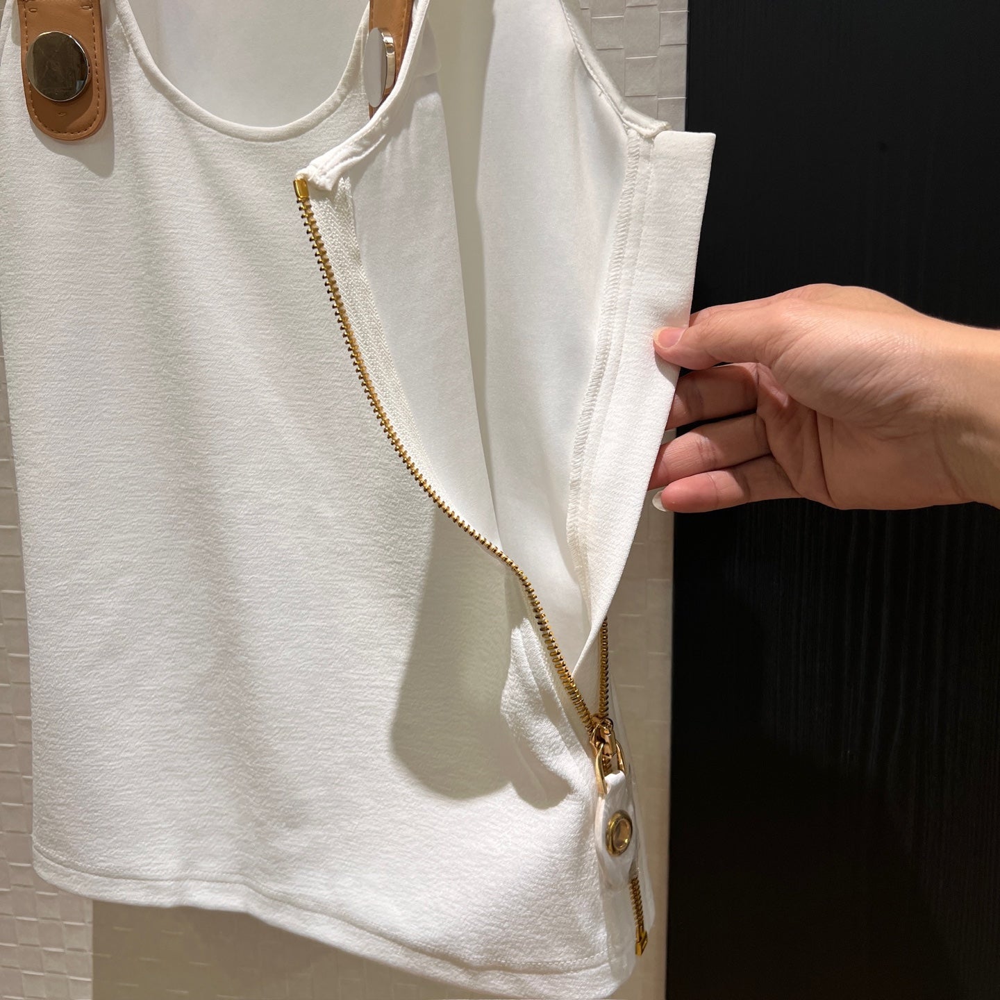 LV Metal Buckle Decorated Camisole Shirt White Cotton