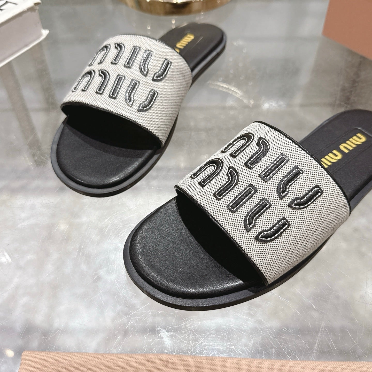 Miu Slippers Black Leather 235320