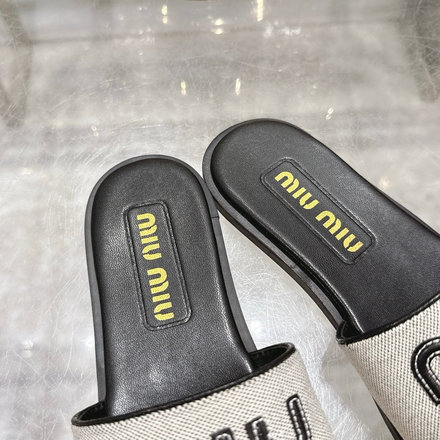 Miu Slippers Black Leather 235320