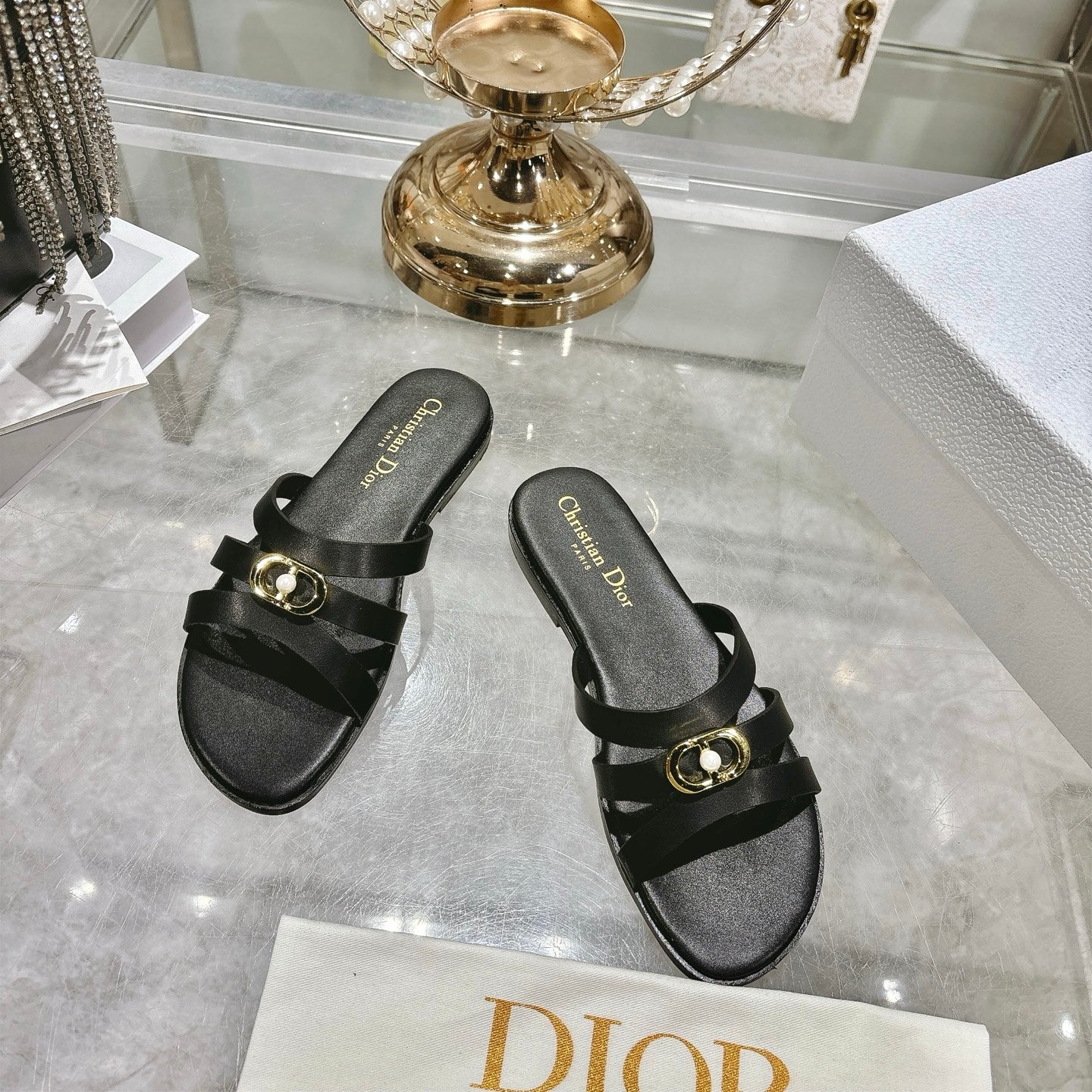 CD 26 Flat Sandals Black Leather 592262