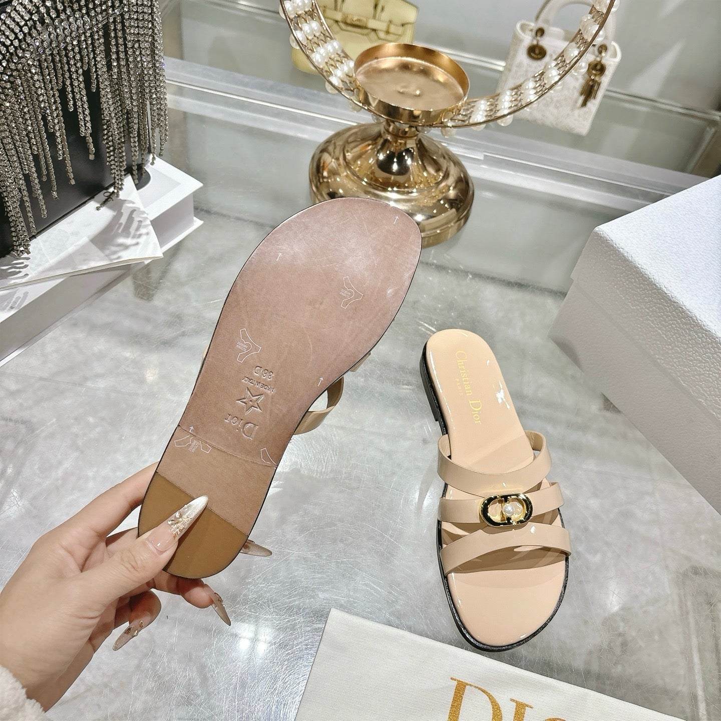 CD 26 Flat Sandals Beige Patent Leather 592263