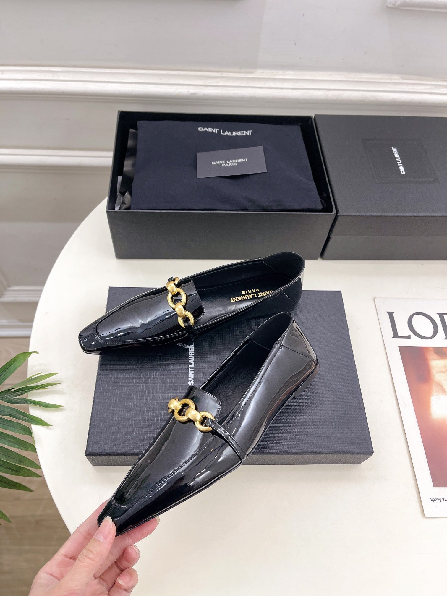 FLAT LOAFERS WITH GOLD CHAIN IN BLACK GLOSSY CALFSKIN