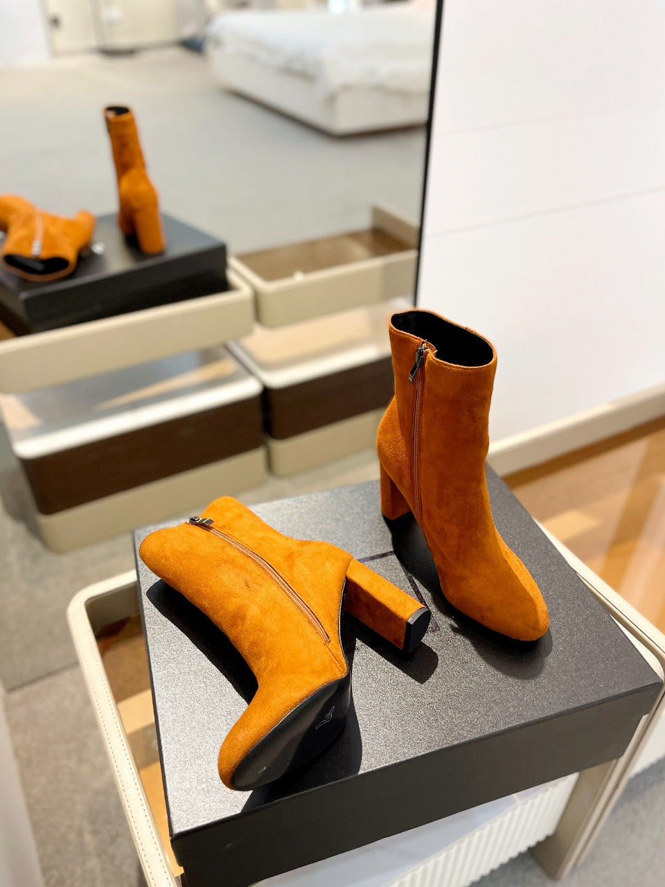 SL HONORÃ‰ BOOTIES BRICK SUEDE