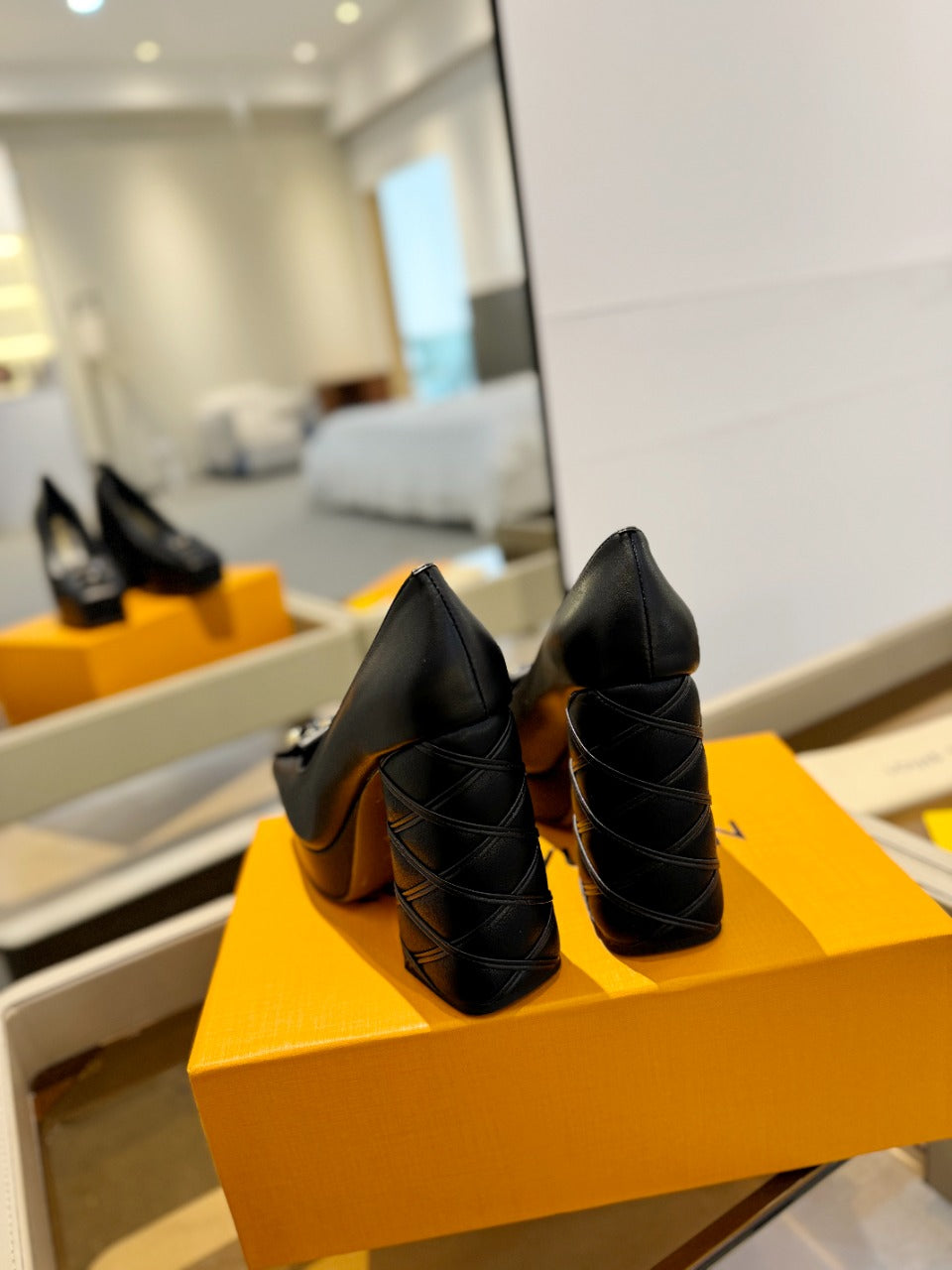 LV Shake Pump 120mm Plain Black Cowhide