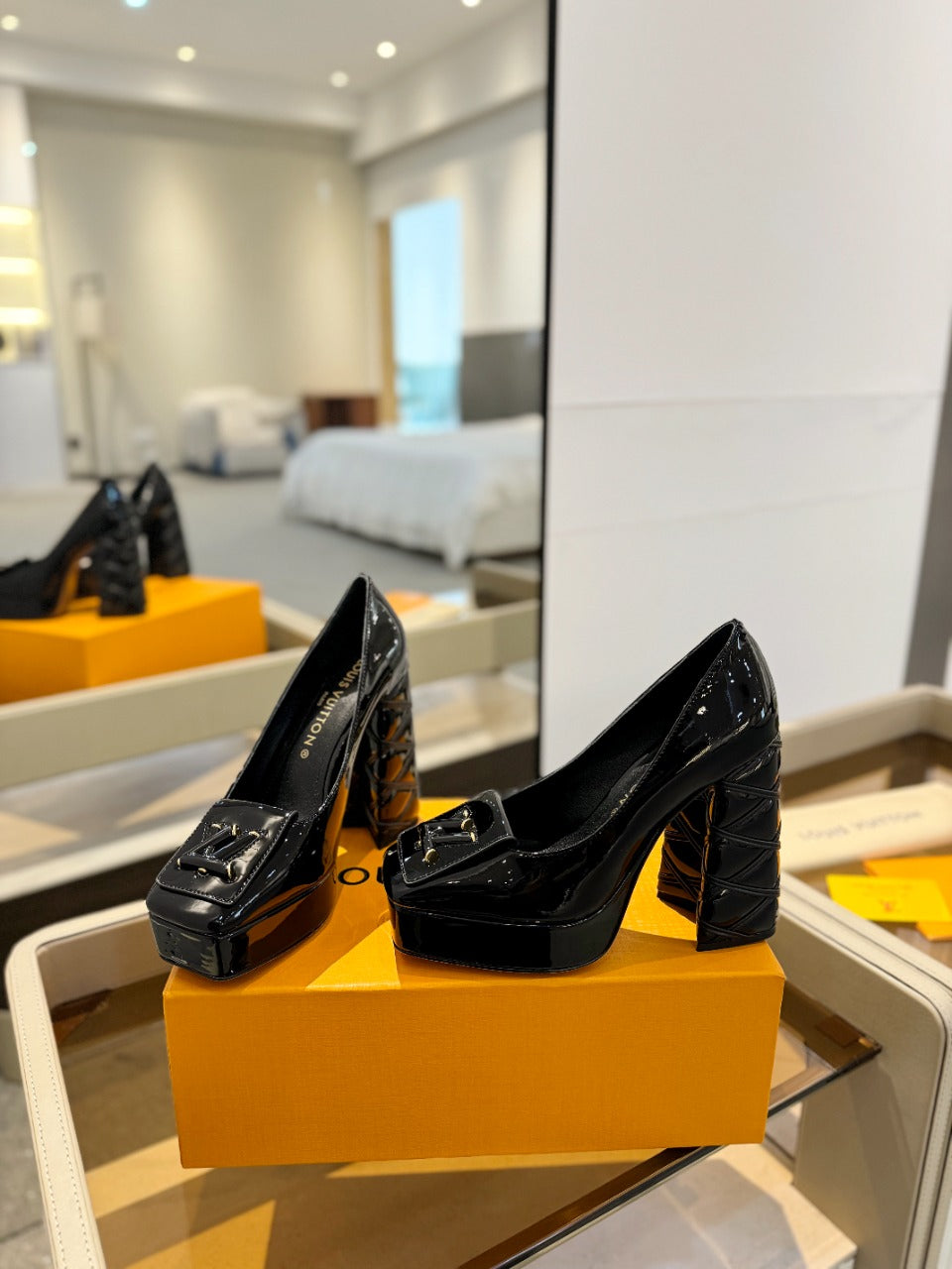 LV Shake Pump 120mm Glossy Black Cowhide