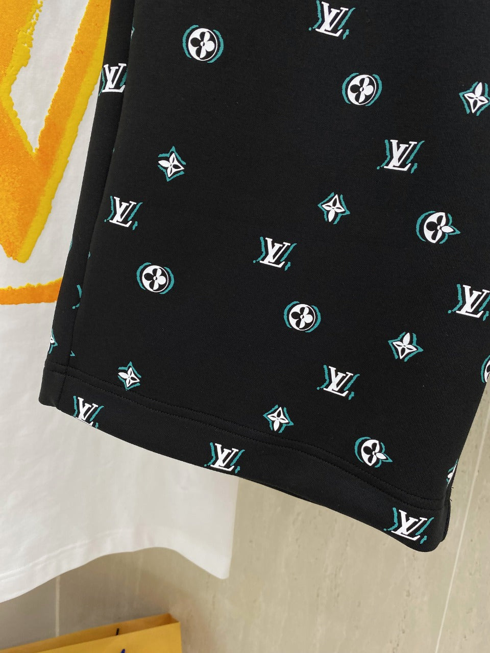 LV CASUAL SHORTS BLACK MIX WHITE COTTON STRETCH FABRIC 239612
